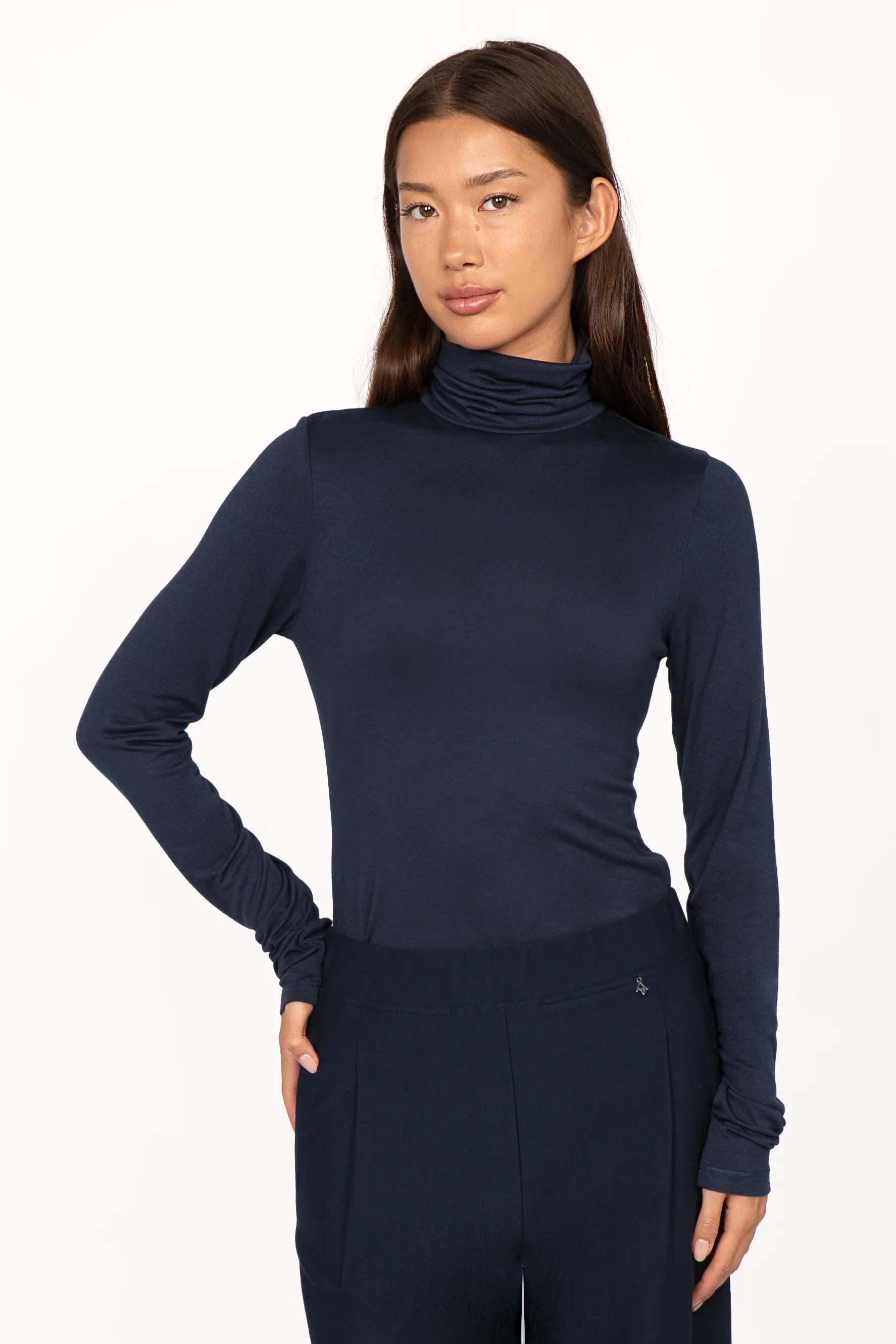 Frau trägt navy INNEKA Longsleeve mit Rollkragen und extra langen Ärmeln, Slim Fit, glatte Oberfläche