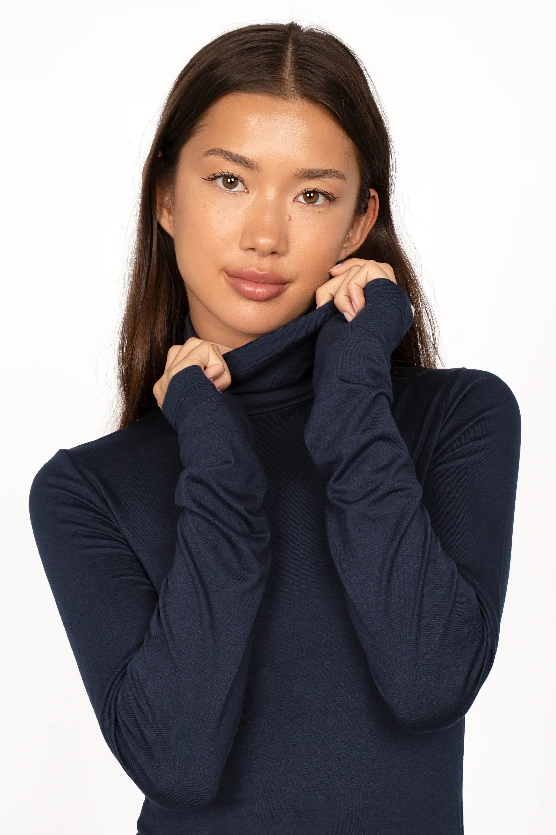 INNEKA Longsleeve navy blue slim fit with roll neck and extra long sleeves on model