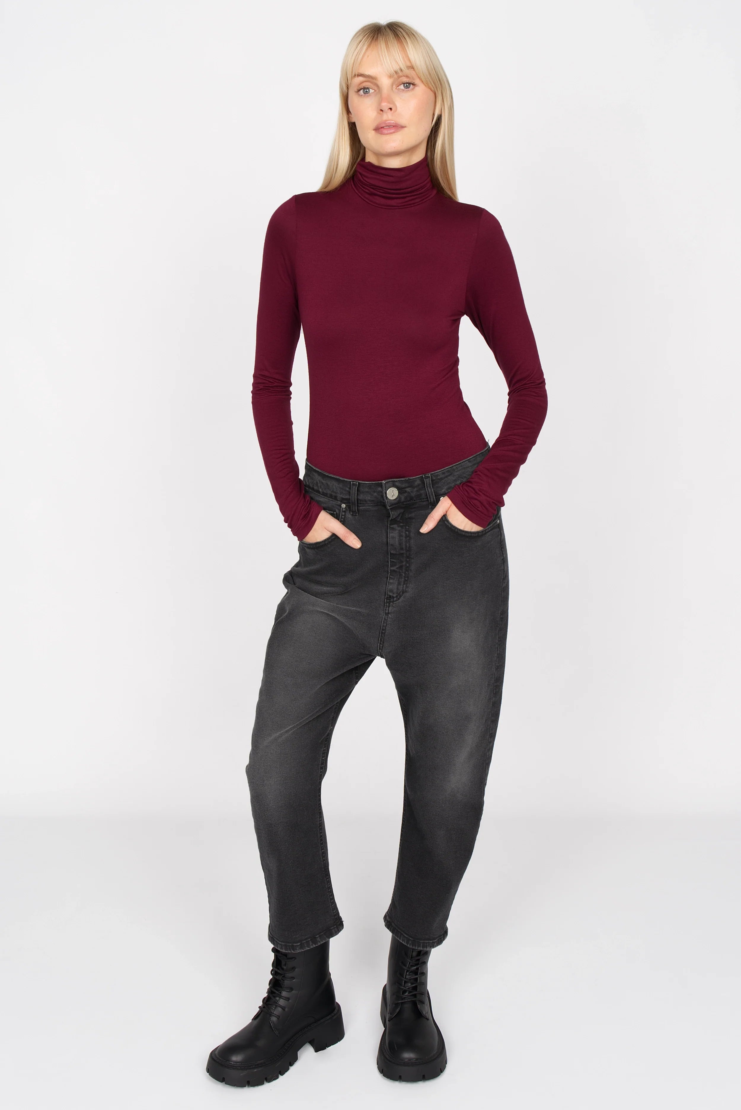 INNEKA Longsleeve burgundy slim fit turtleneck with extra long sleeves on model