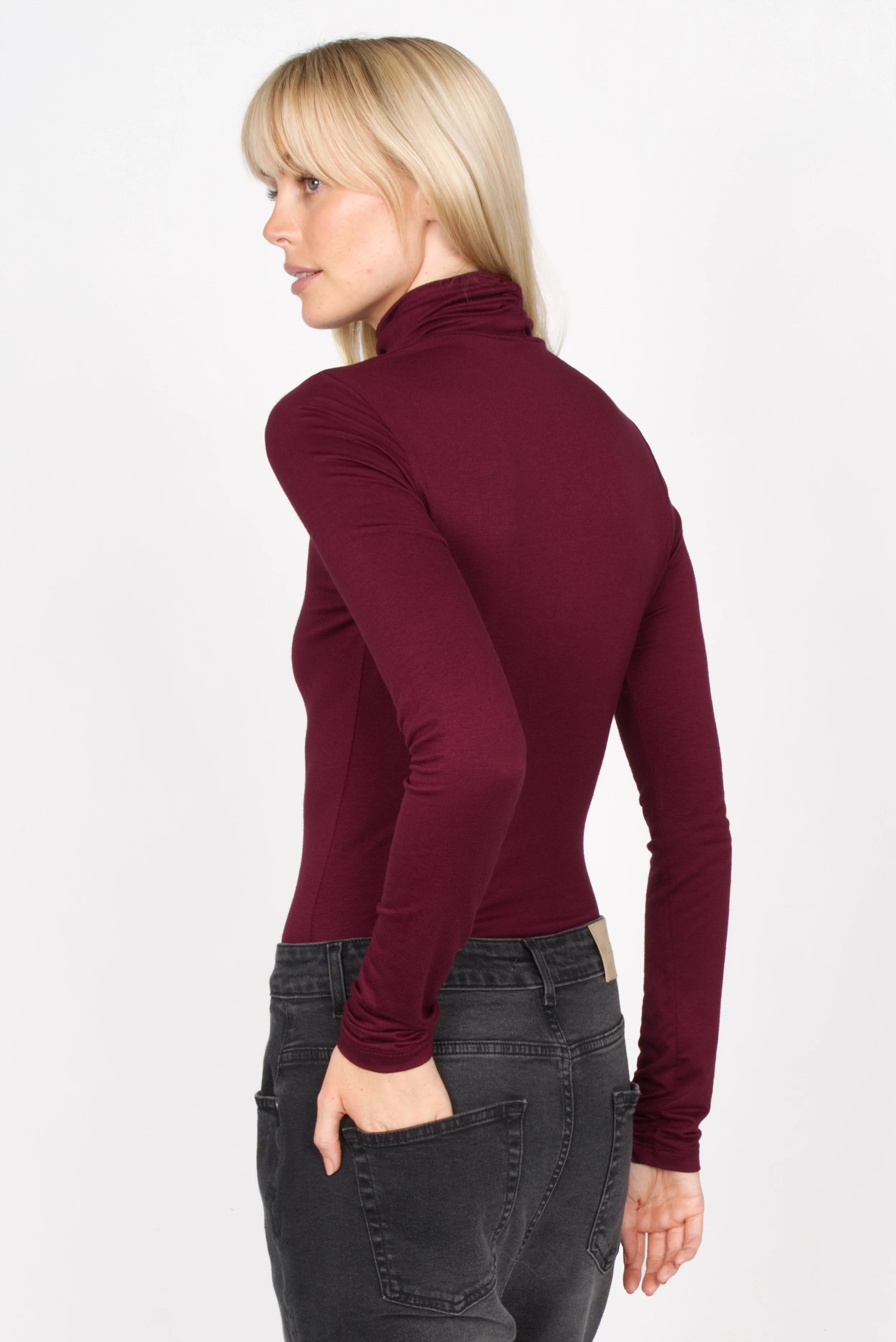 INNEKA Longsleeve in burgundy with roll neck and extra long sleeves, slim fit, soft lightweight jersey material