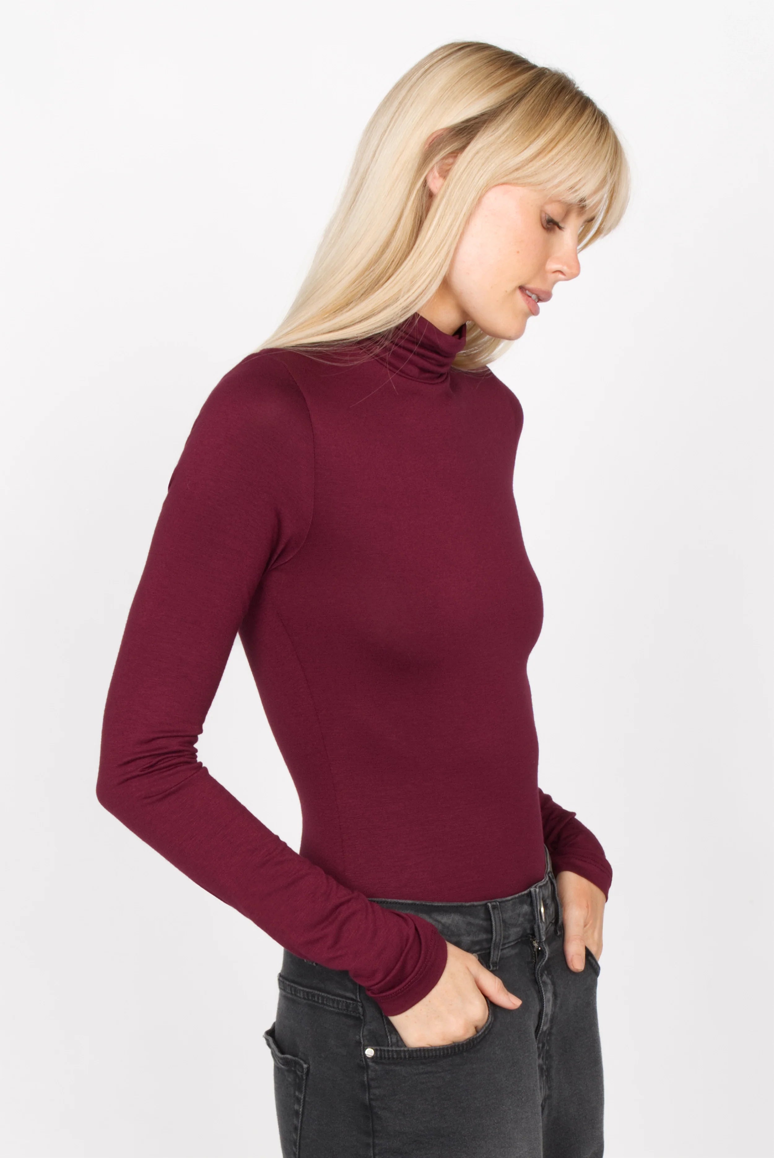 INNEKA Longsleeve slim fit burgundy turtleneck with extra long sleeves on model