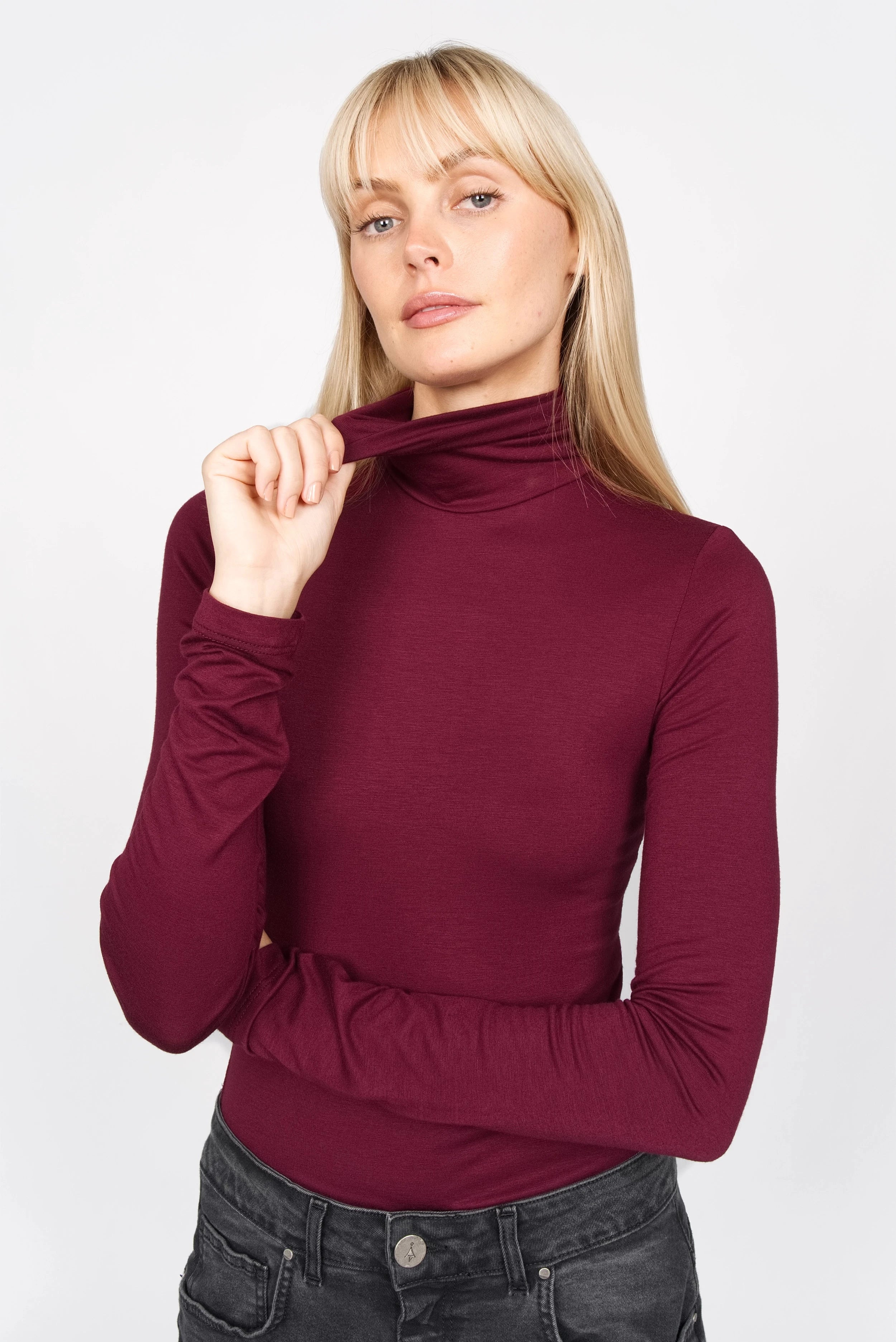INNEKA Longsleeve burgundy slim fit with rollneck and extra long sleeves for women