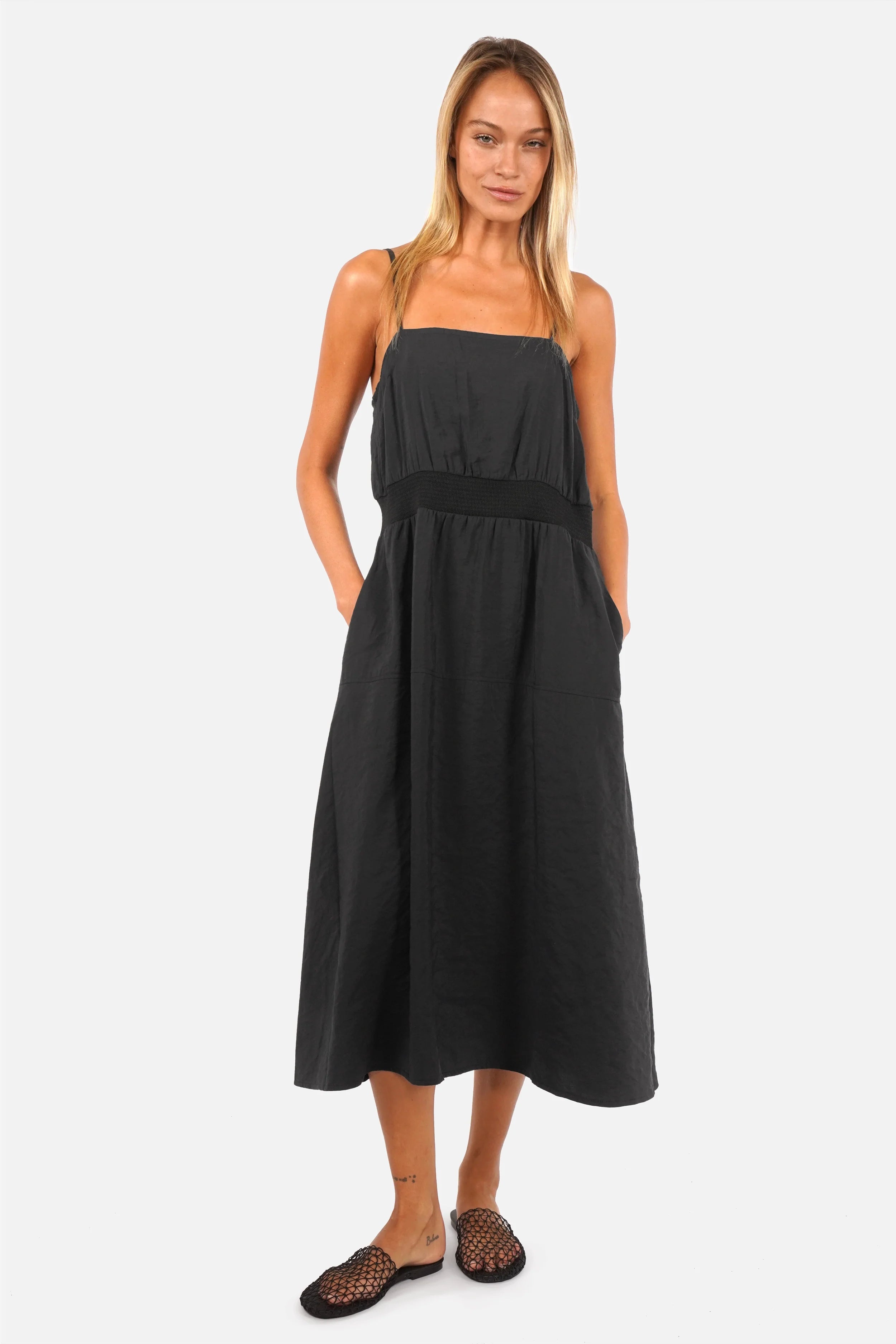 ISKKA Kleid-Set 2-in-1 Kleid und Oberteil weicher Modal-Mix frau trägt midi kleid mit verstellbaren trägern und cropped top