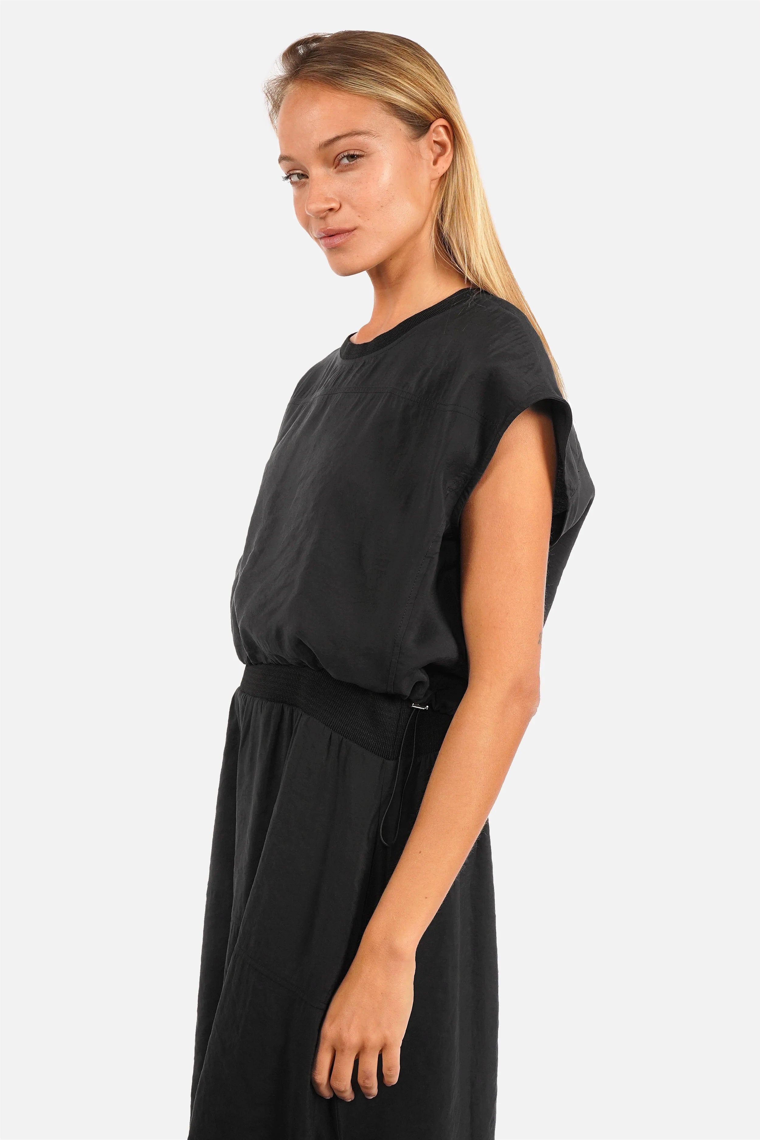Woman wearing ISKKA Kleid-Set 2-in-1 dress and top soft modal mix midi length adjustable straps