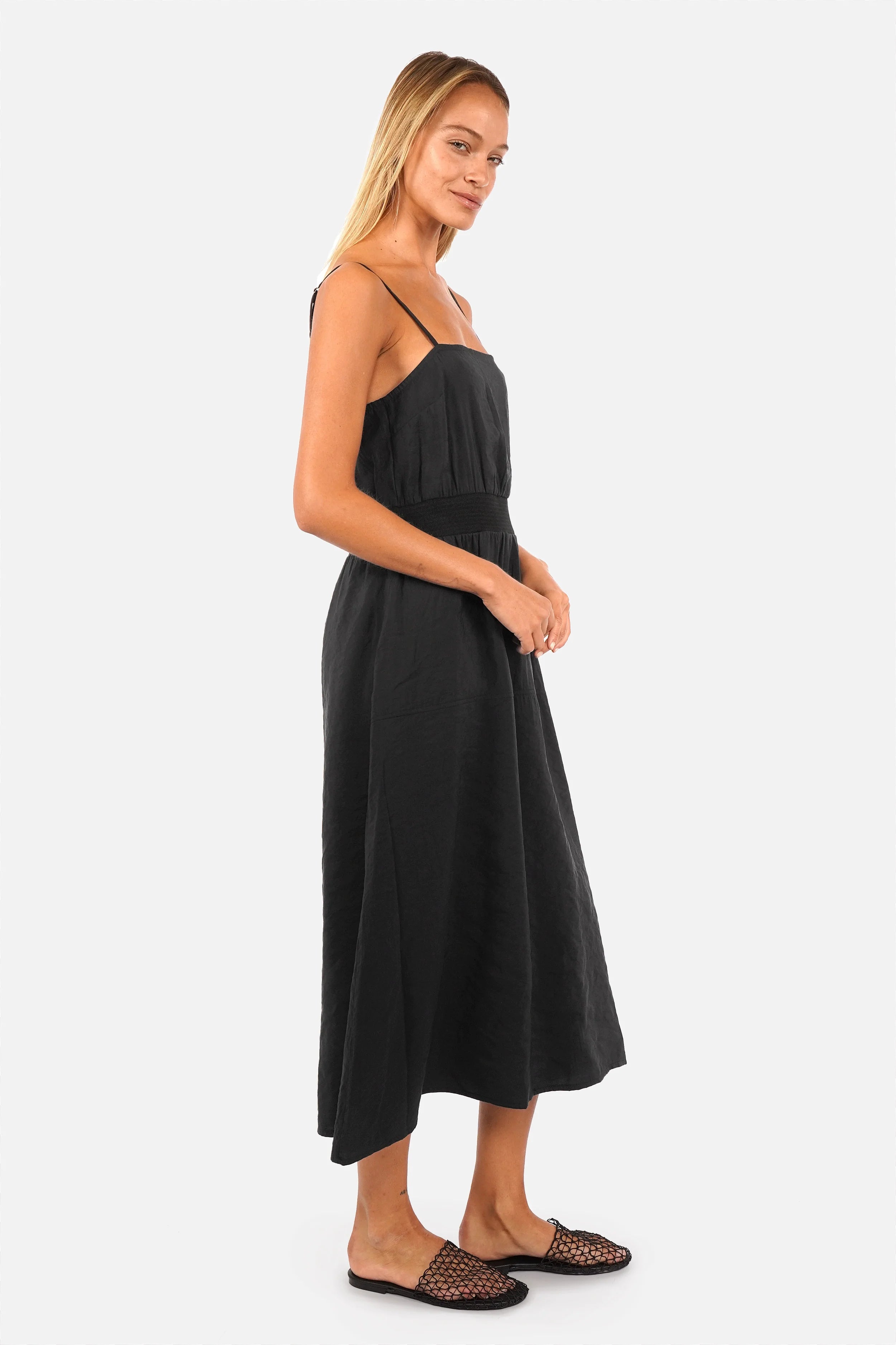Woman wearing ISKKA Kleid-Set 2-in-1 soft modal mix dress and cropped top with adjustable straps and elastic ribbed waistband