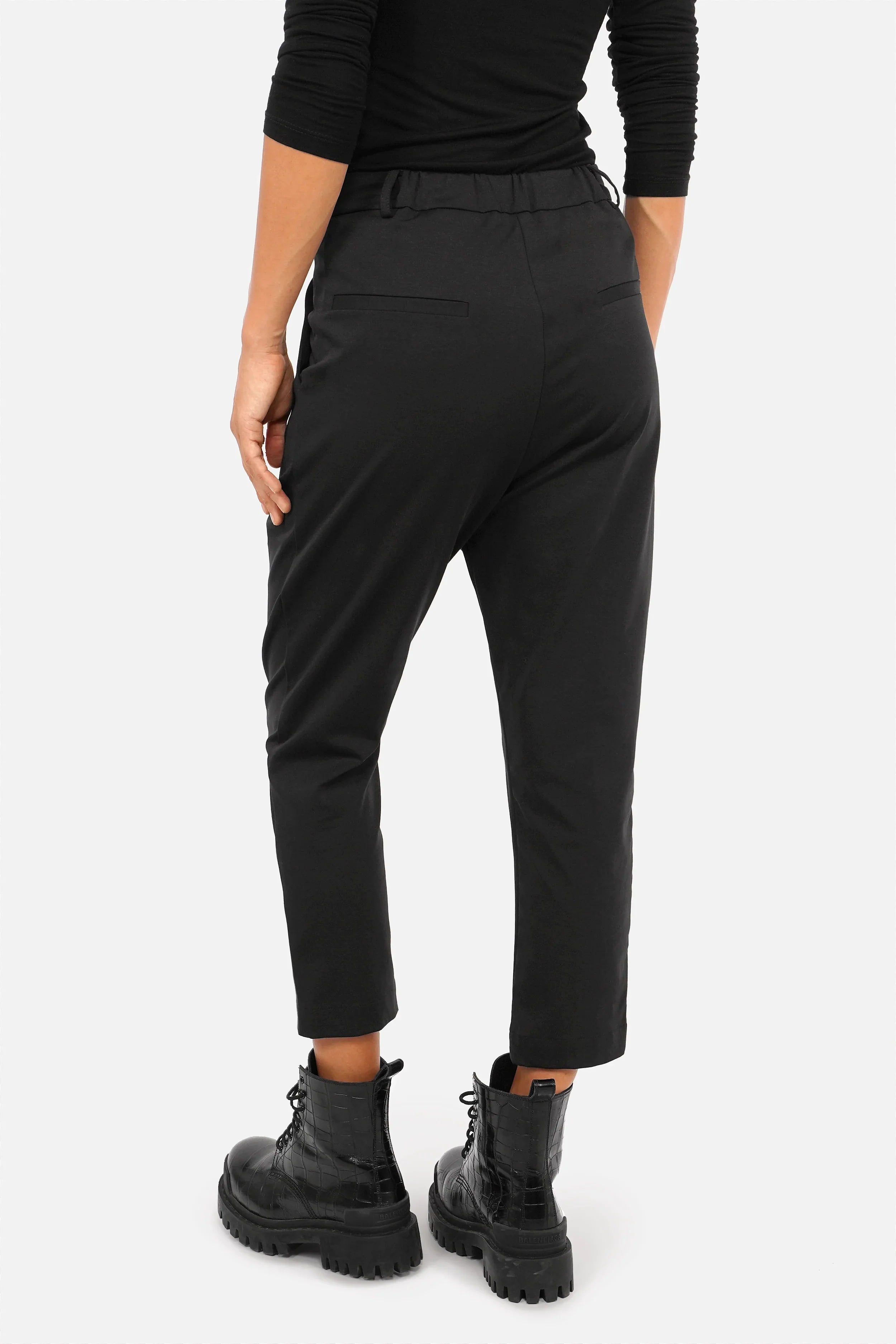 JALDI Cropped Hose mit elastischem Bund, schmal zulaufendem Bein und seitlichen Eingrifftaschen