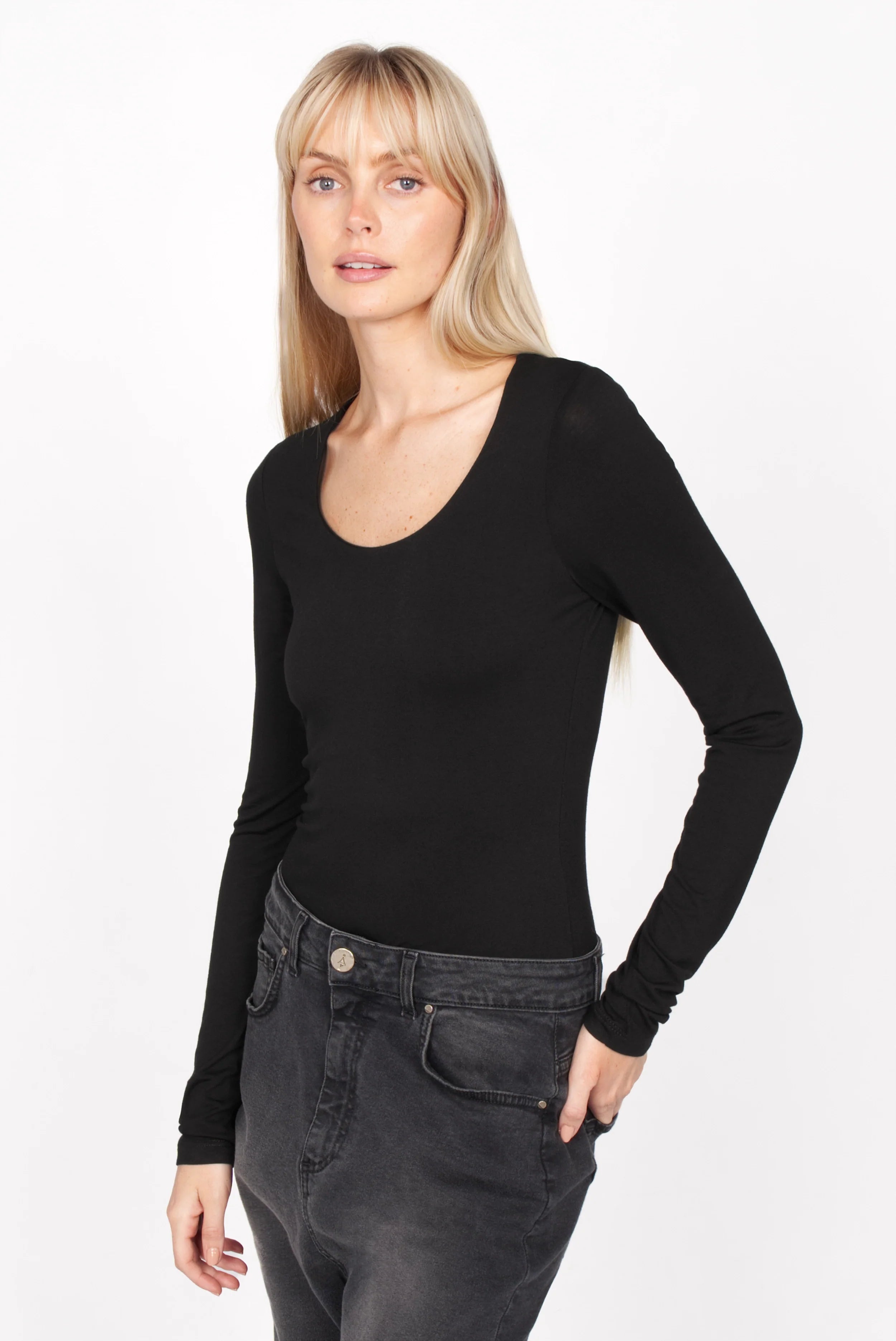 Schwarzes Longsleeve aus weichem Viskose-Jersey mit U-Boot-Ausschnitt und extra langen Ärmeln in Slim Fit Passform