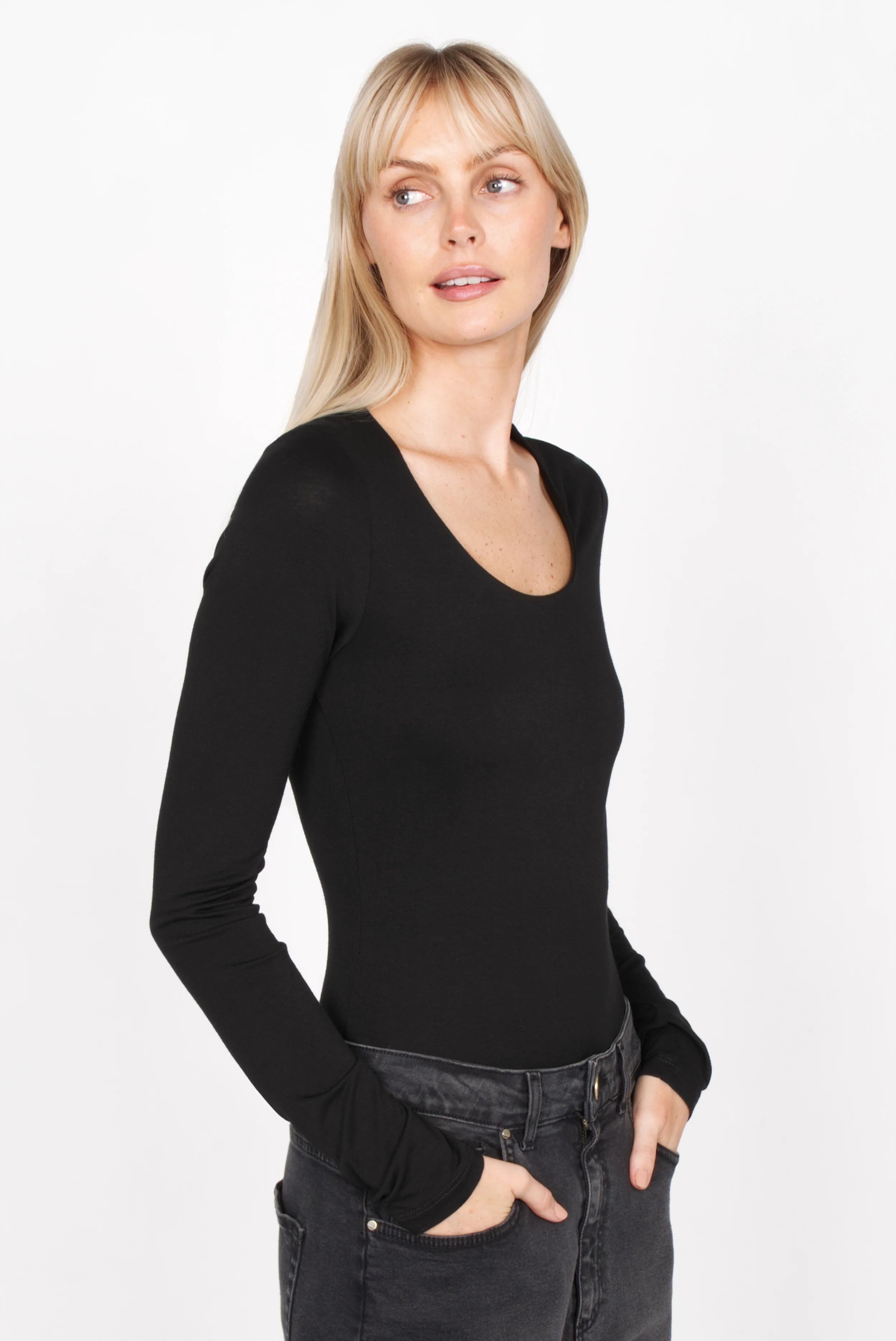 Damen Longsleeve aus weichem Viskose-Jersey mit U-Boot-Ausschnitt und extra langen Ärmeln in Schwarz, Slim Fit