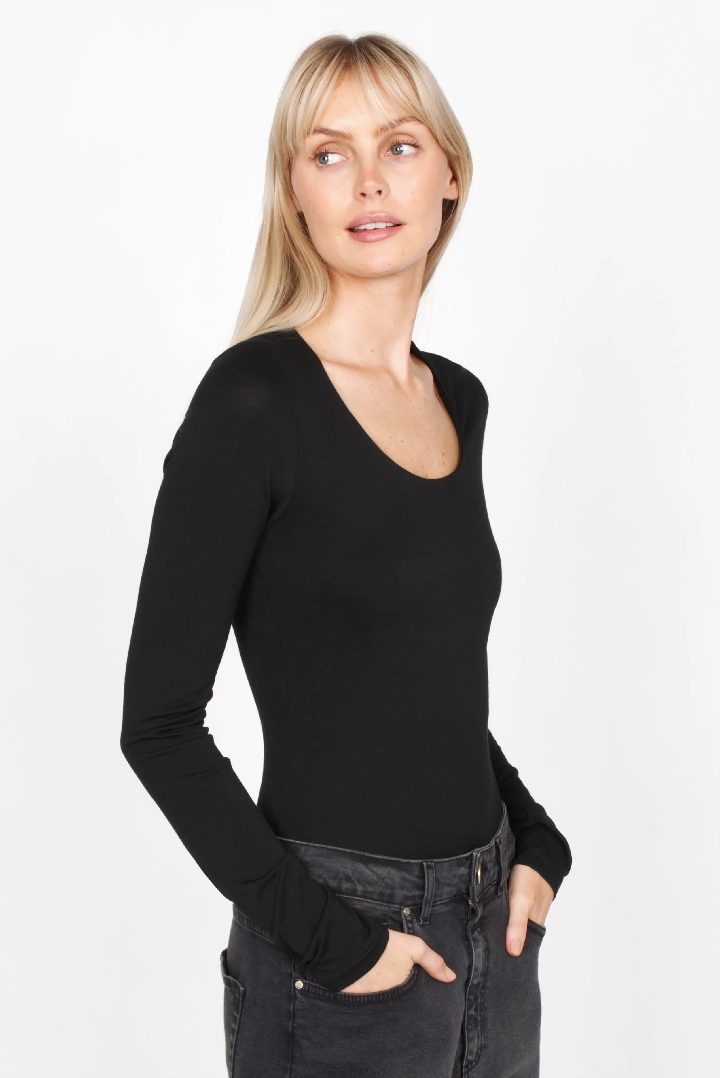 Damen Longsleeve aus weichem Viskose-Jersey mit U-Boot-Ausschnitt und extra langen Ärmeln in Schwarz, Slim Fit