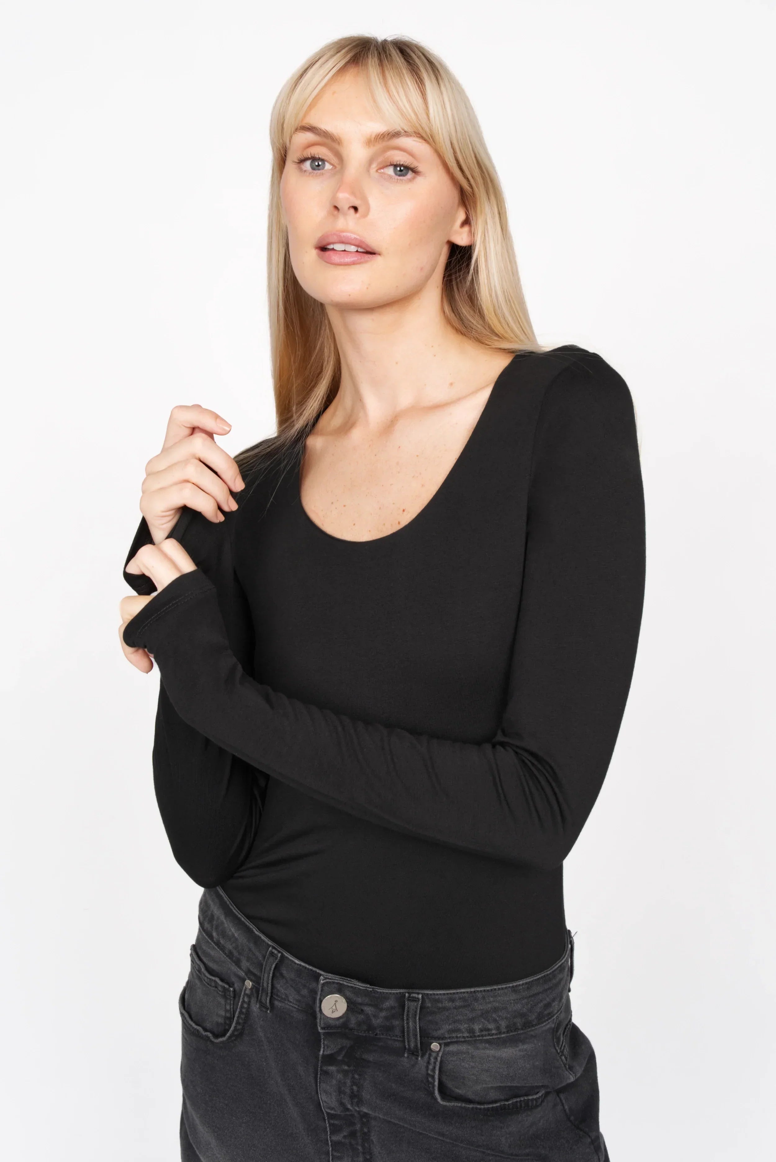 Schwarzes Longsleeve aus weichem Viskose-Jersey mit U-Boot-Ausschnitt und extra langen Ärmeln