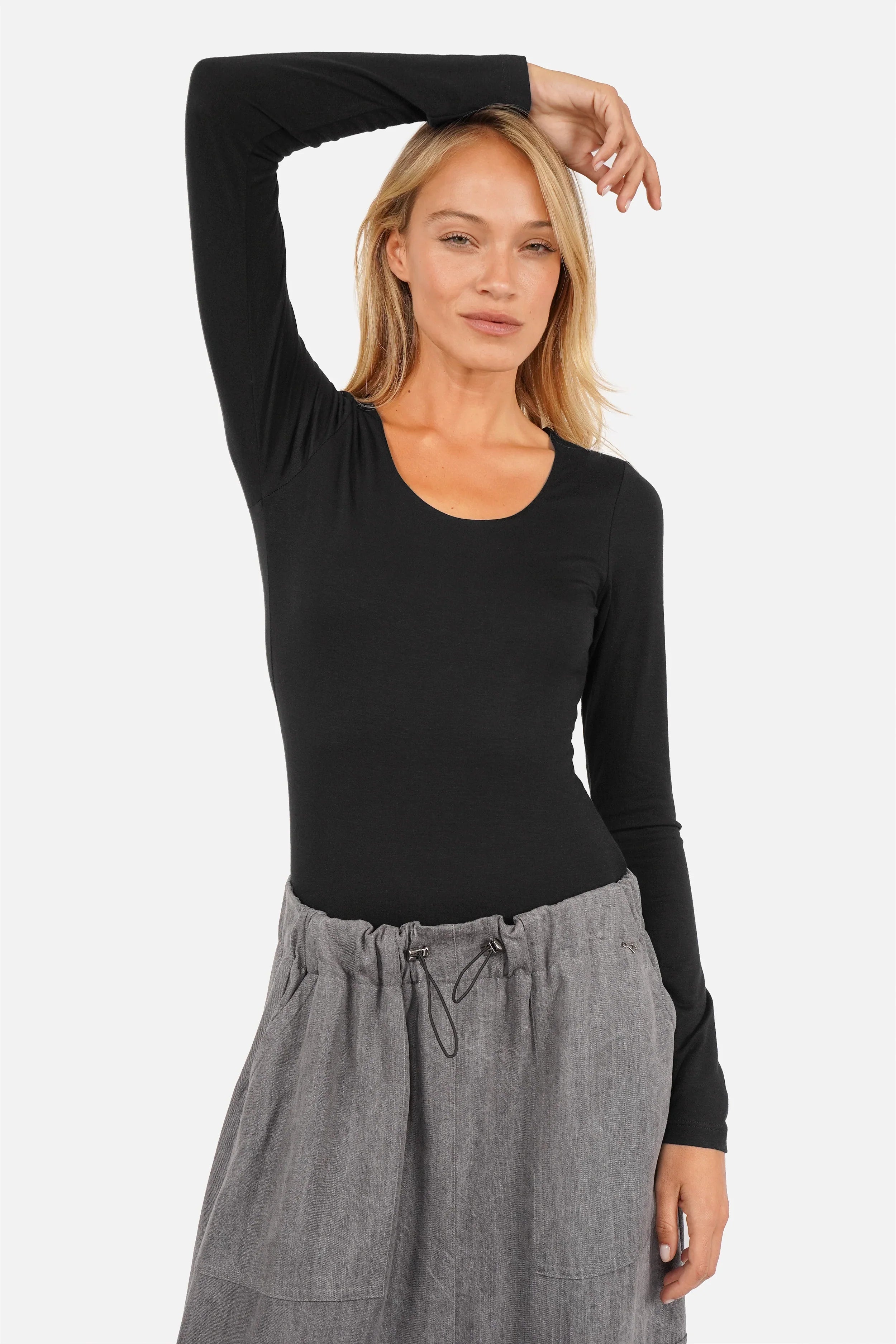 JALYN Longsleeve aus kuschelig weichem Viskose-Jersey mit U-Boot-Ausschnitt und slim fit
