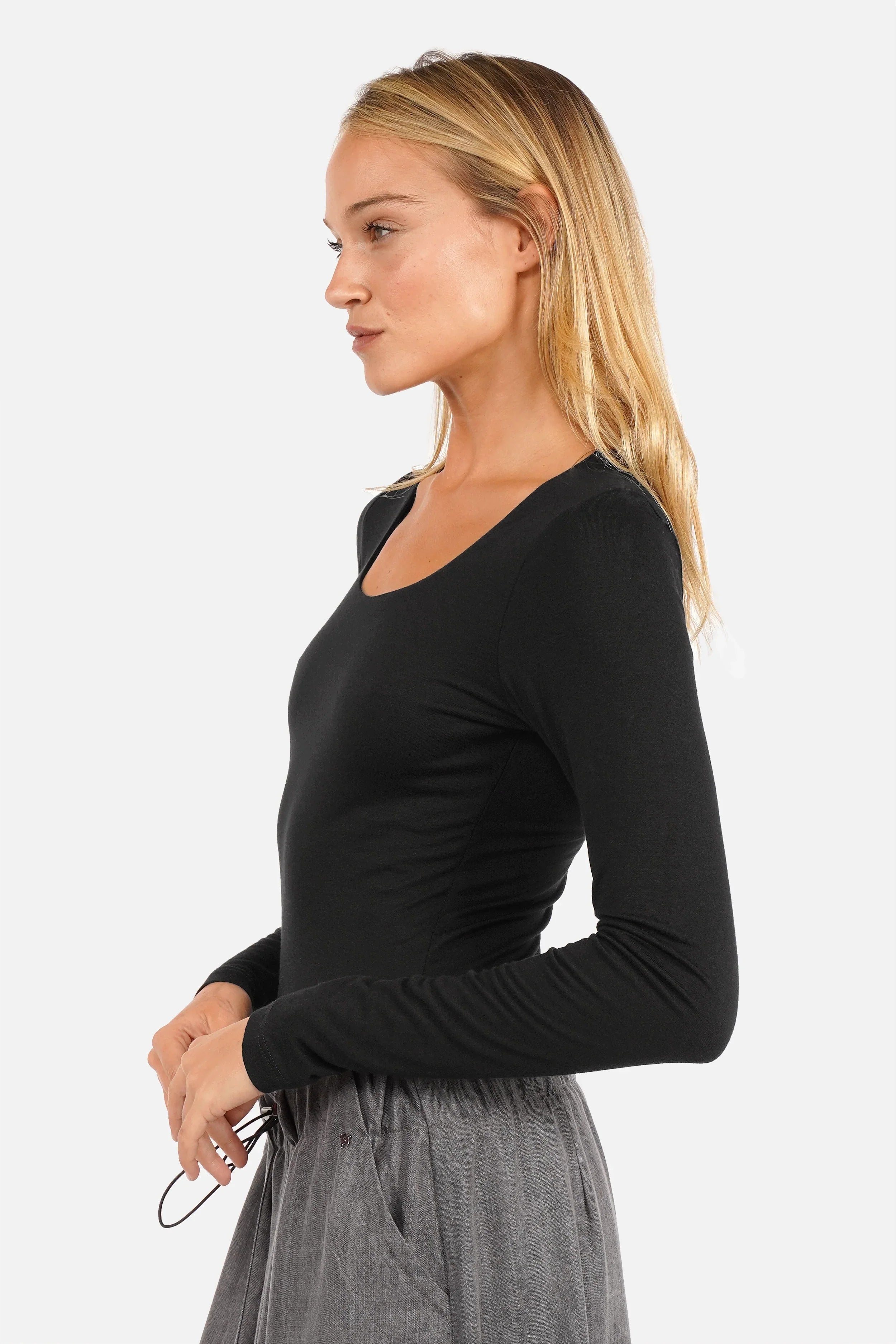 JALYN Longsleeve aus weichem Viskose-Jersey mit U-Boot-Ausschnitt und slim Fit
