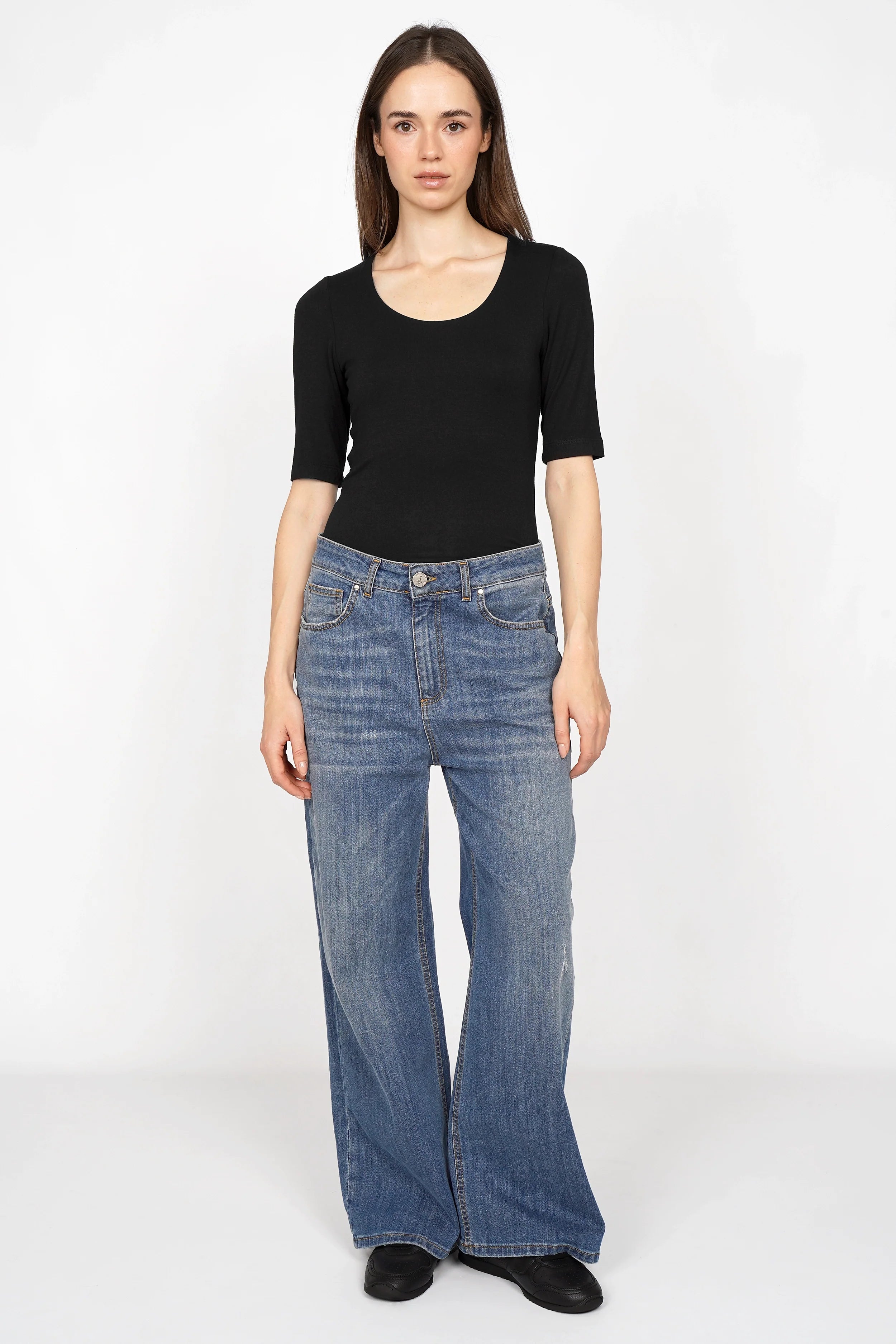 Schwarzes JALYN Shirt mit U-Boot Ausschnitt und halblangen Ärmeln in Slim Fit aus weicher Viskose