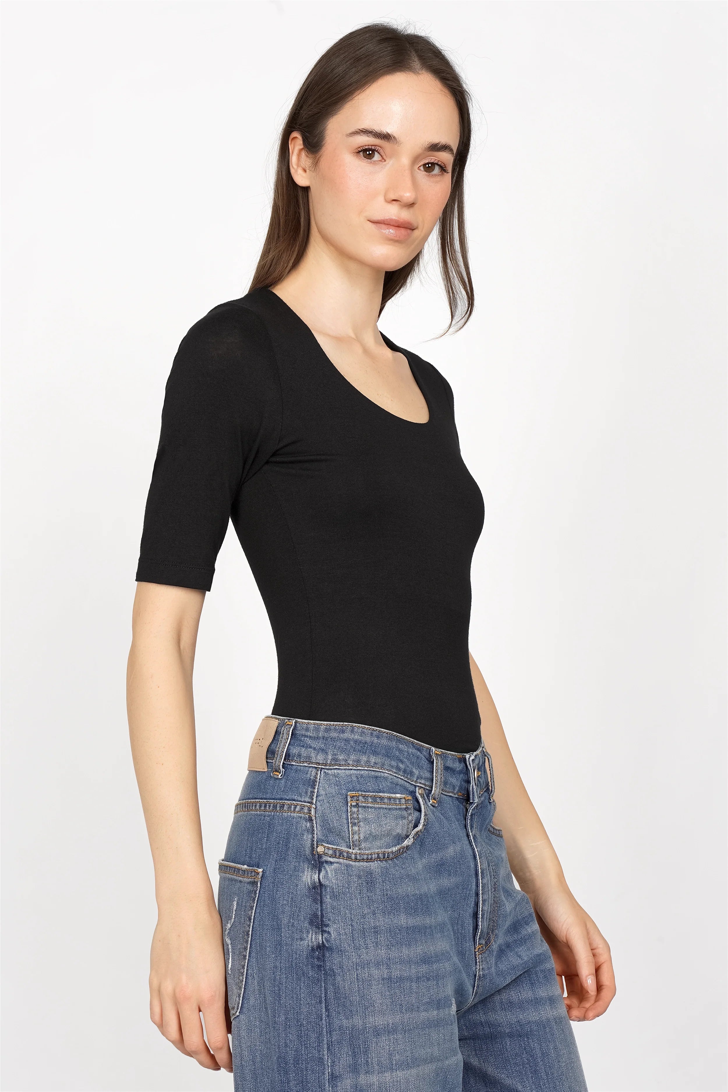 Schwarzes JALYN Shirt mit U-Boot Ausschnitt und halblangen Ärmeln aus weicher Viskose in Slim Fit Passform