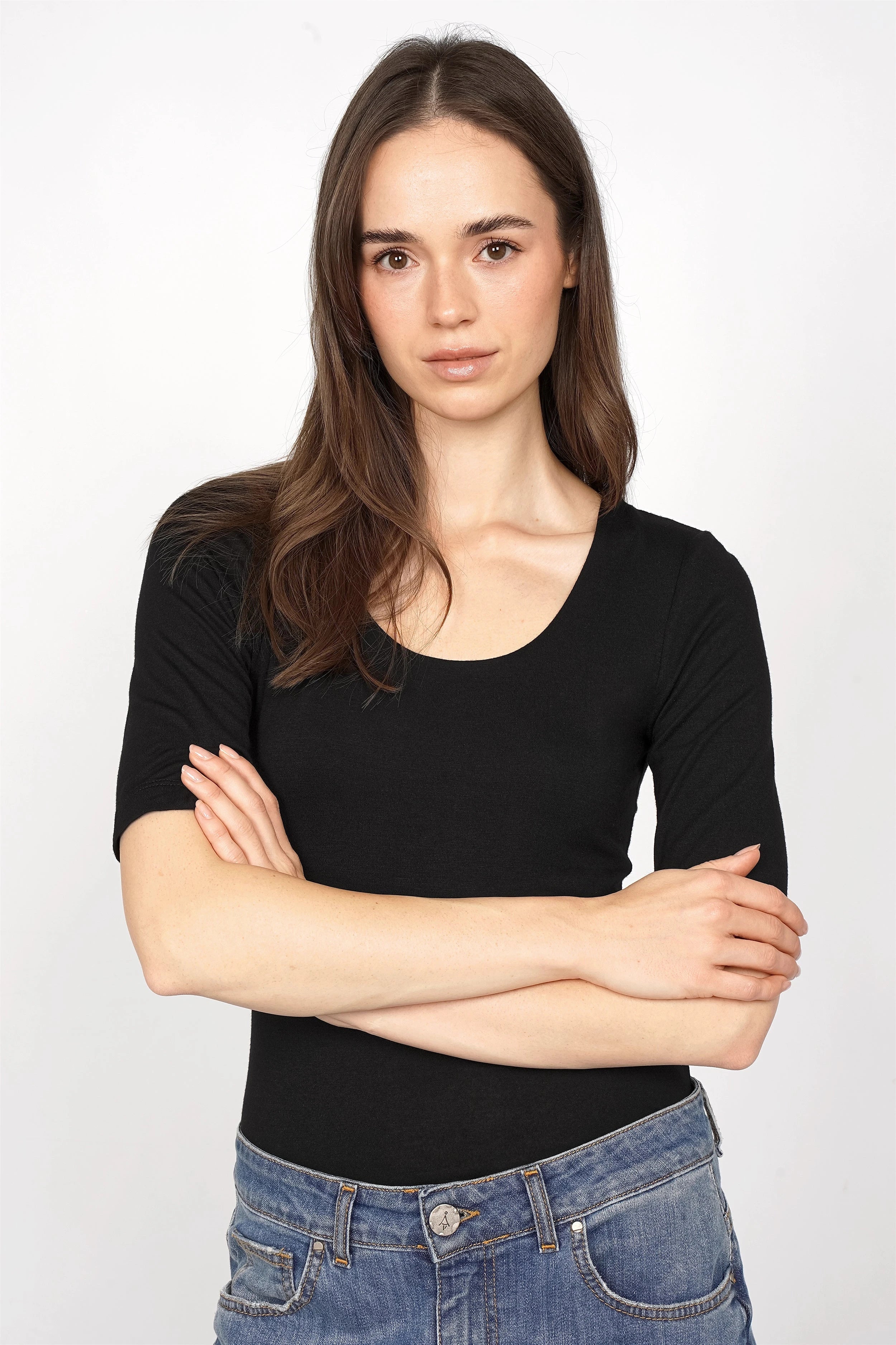 Schwarzes JALYN Shirt aus weicher Viskose mit U-Boot Ausschnitt und halblangen Ärmeln im Slim Fit