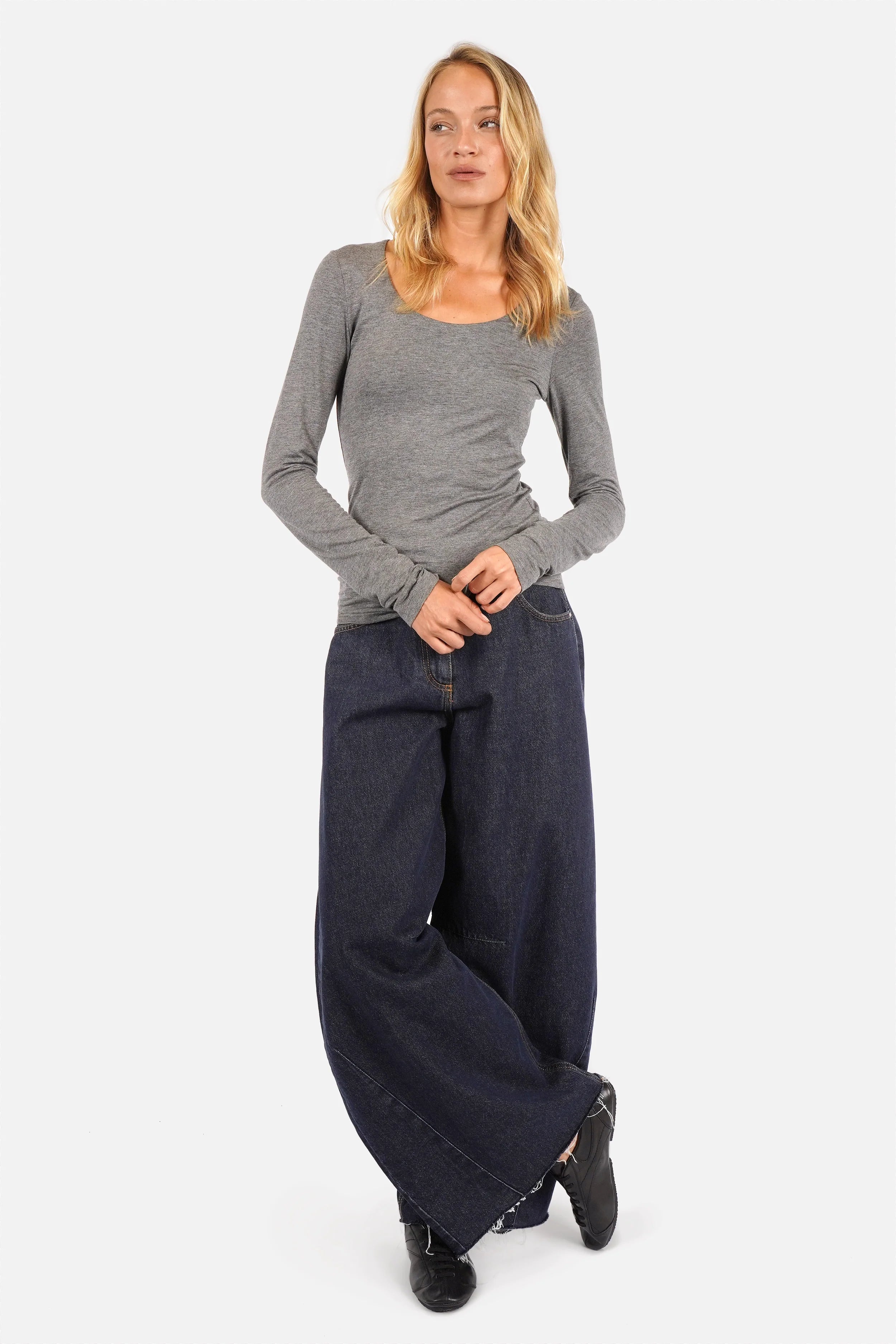 JALYN Longsleeve aus weichem, elastischem Viskose-Jersey mit U-Boot-Ausschnitt und extra langen Ärmeln in Slim Fit