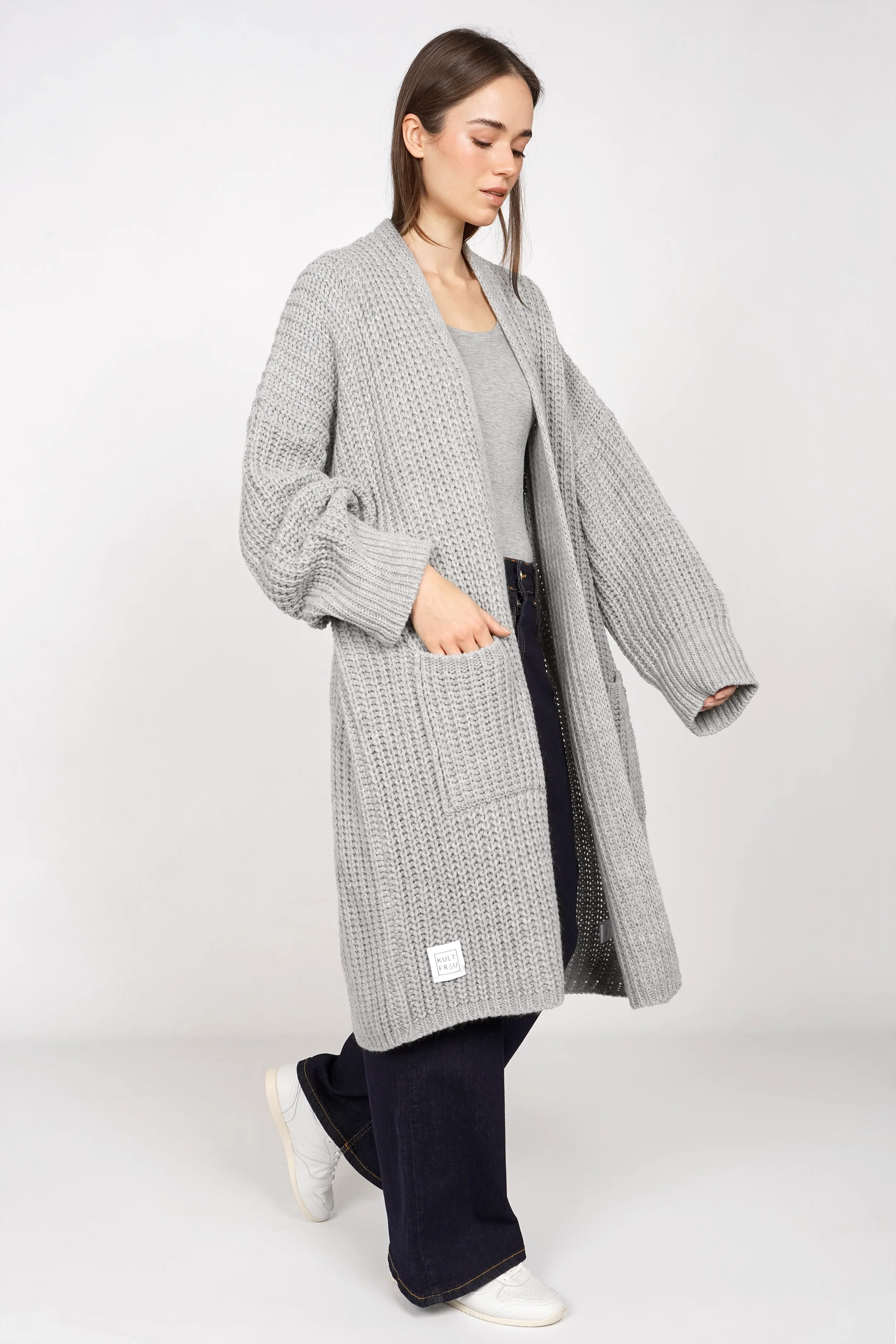 Junge Frau trägt JALYN Shirt mit U-Boot Ausschnitt und Halbarm in Slim Fit aus weicher Viskose