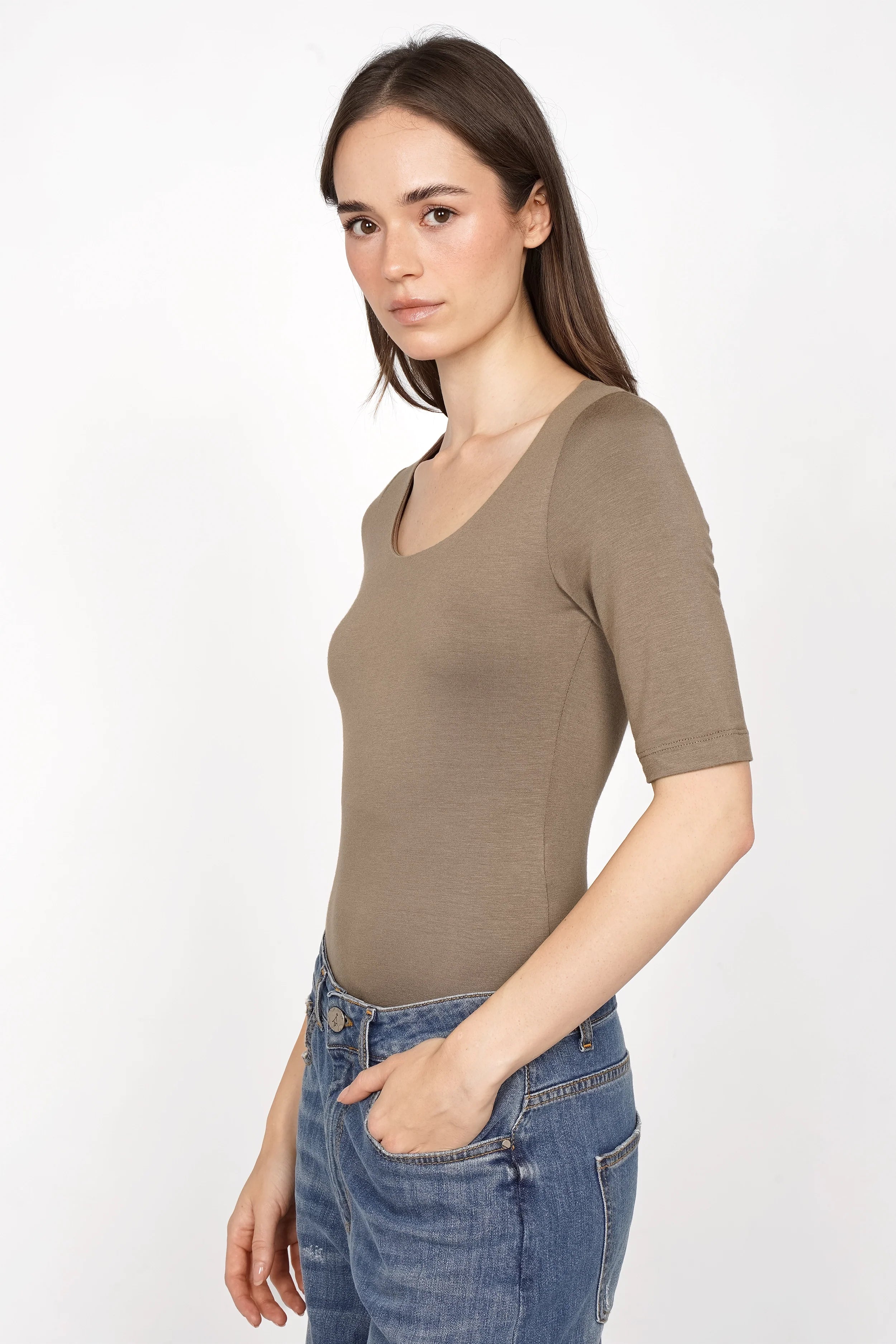 Slim Fit JALYN Shirt aus weicher Viskose mit U-Boot Ausschnitt und halblangen Ärmeln in Beige