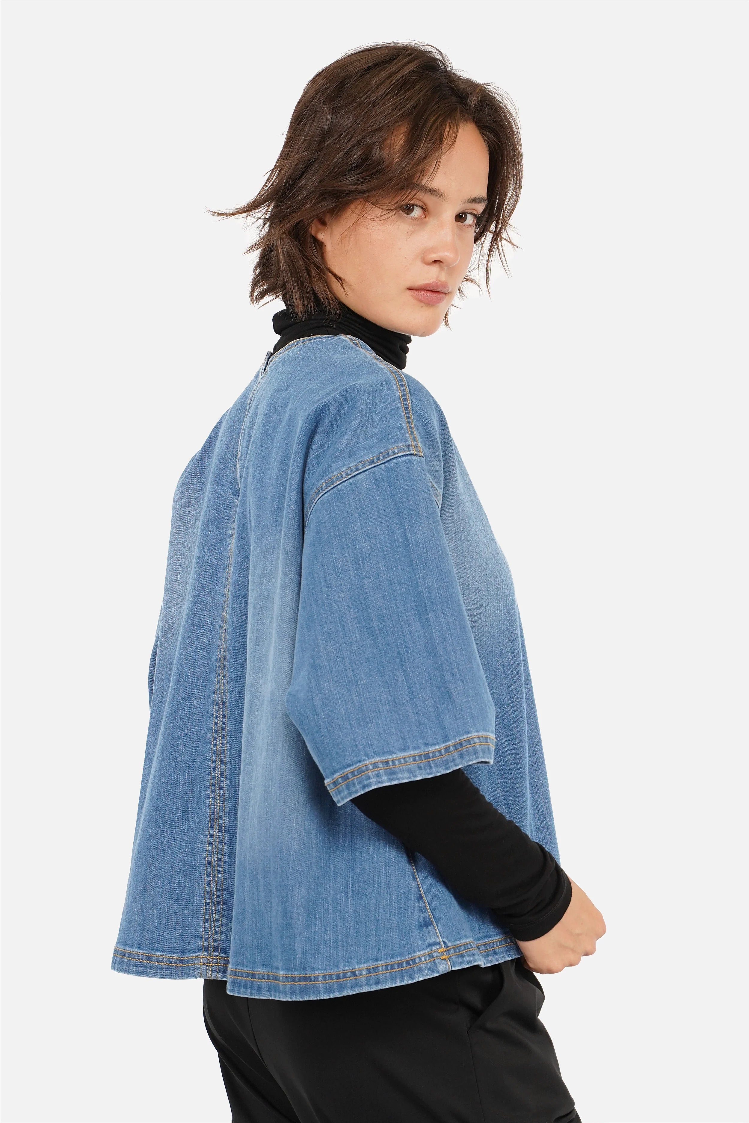 JANTE Denim Bluse aus leichtem, weichem Denim mit Used-Waschung, Rundhalsausschnitt und Brusttasche im Relaxed Fit