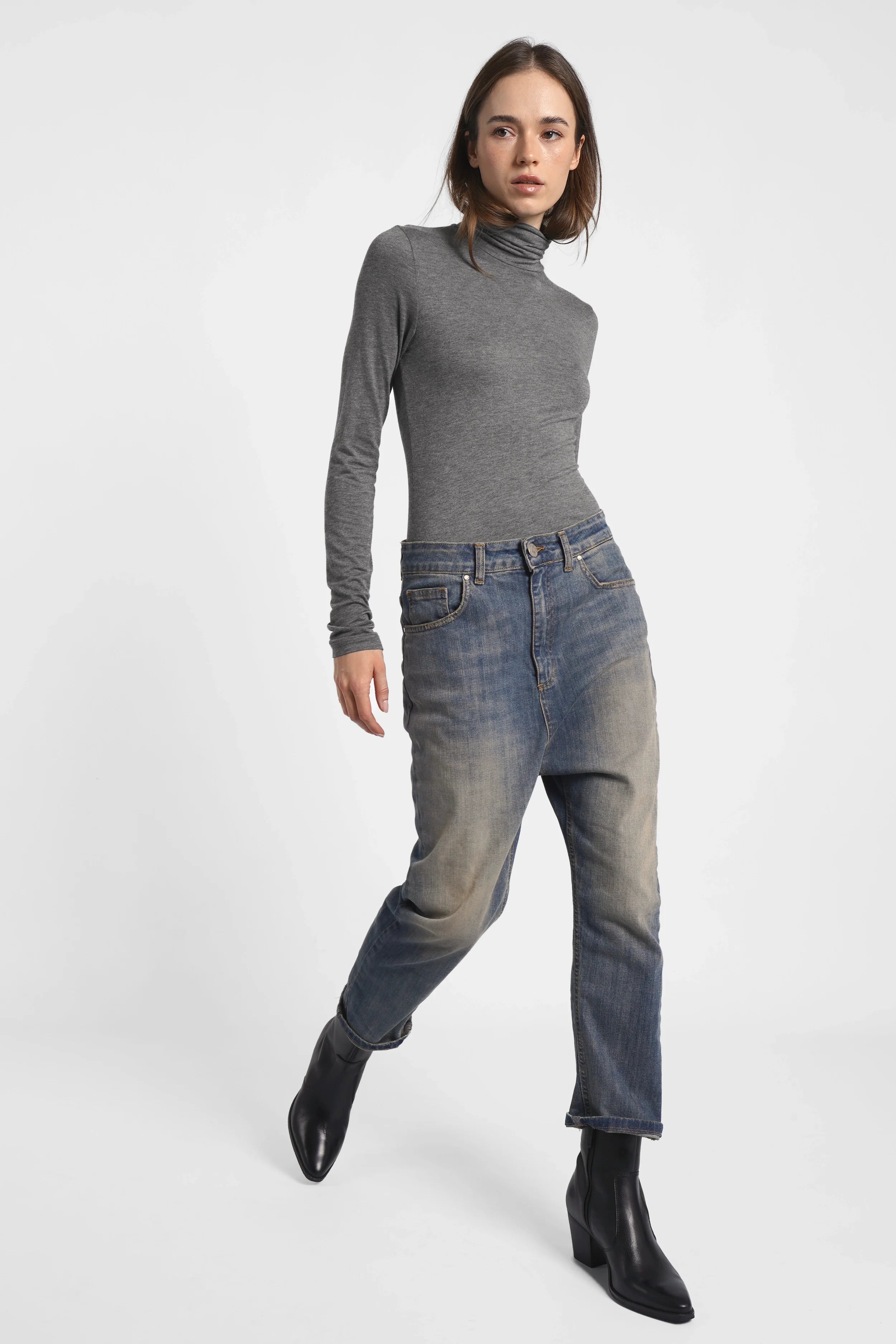 Frau trägt JEANY Baggy Jeans in Desert Blue mit lockerem Sitz und tieferem Schritt