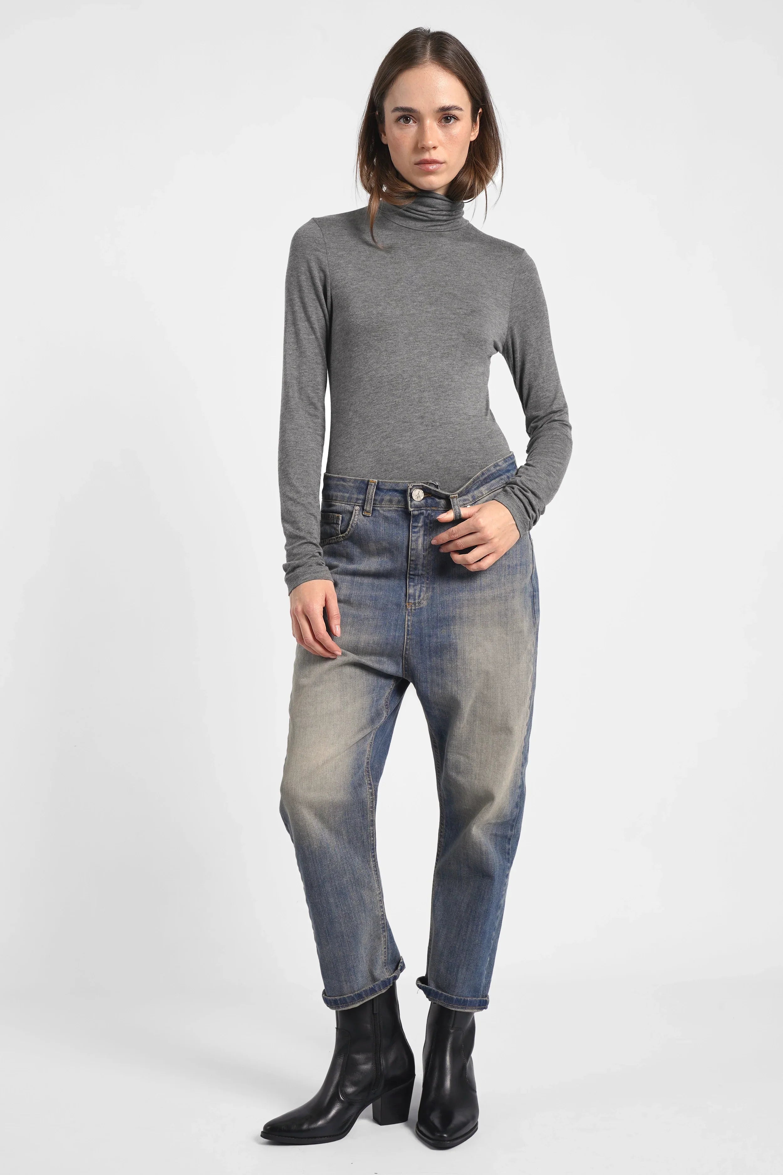 Woman wearing relaxed fit JEANY Baggy Jeans with Desert Blue sandblast wash and grey turtleneck sweater