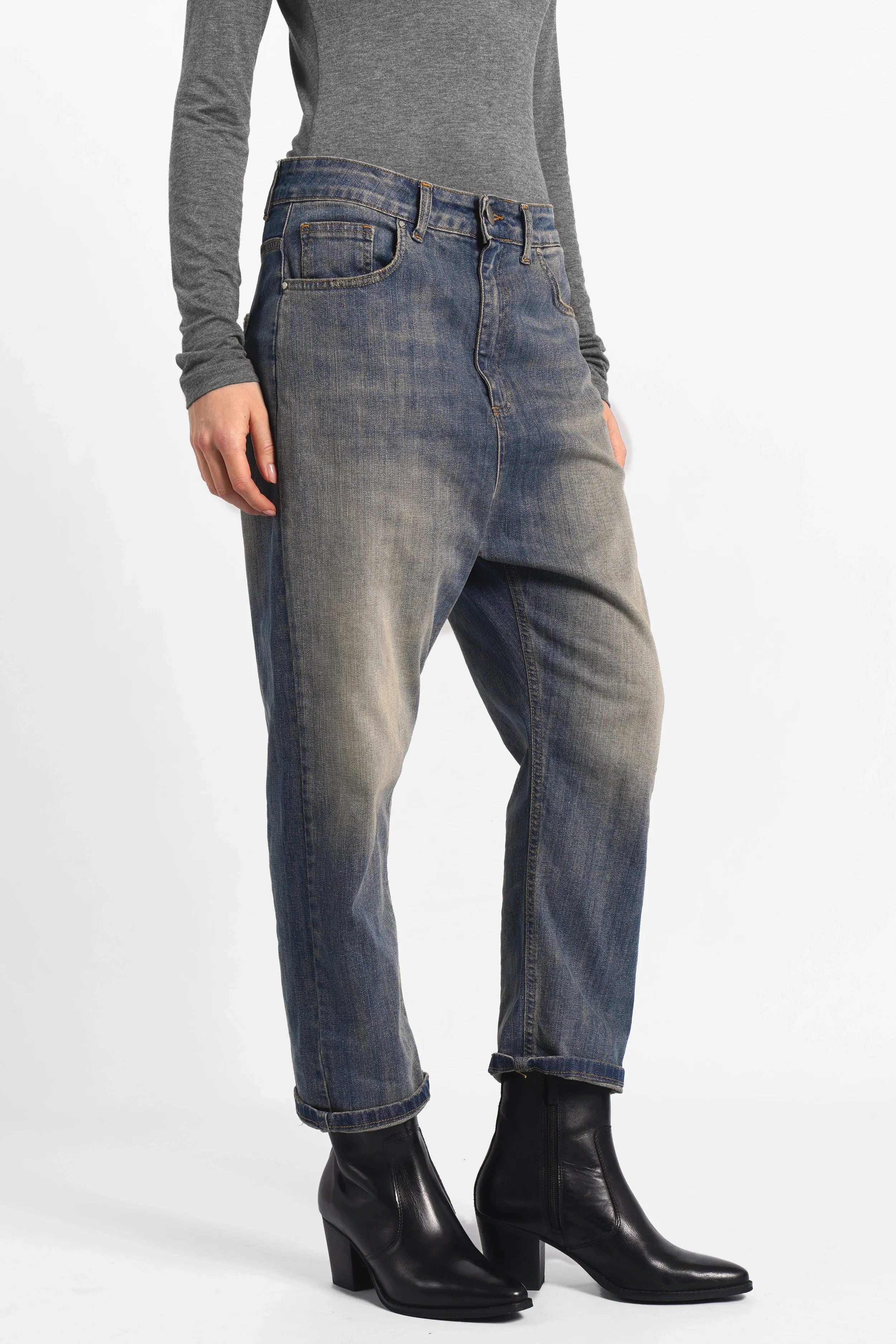 Jeany Baggy Jeans in entspannter Passform mit Sandblast-Waschung und tiefem Schritt