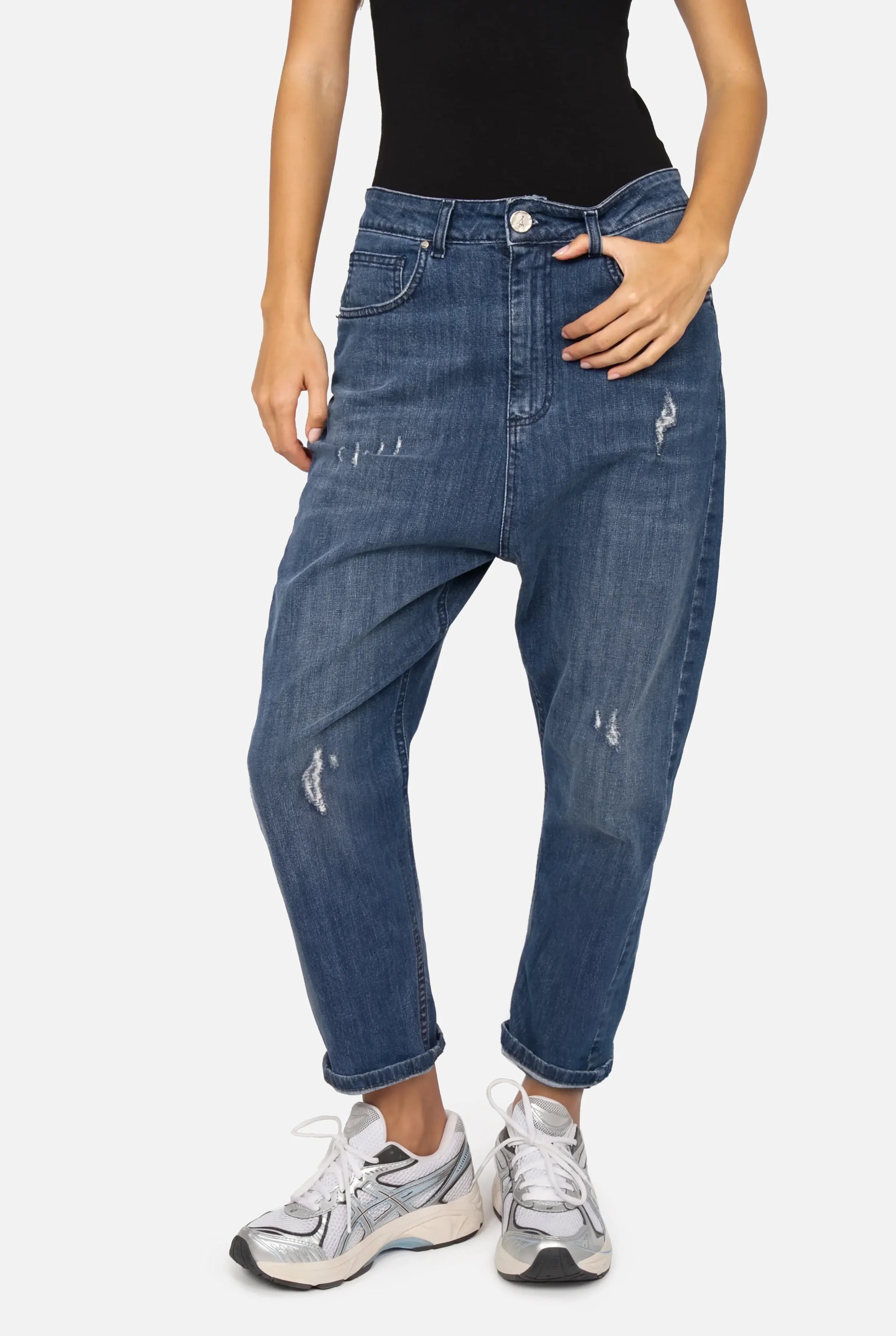 Jeany Baggy Jeans in mittelblauer Destroyed-Waschung, locker geschnitten mit tiefem Schritt und Relaxed Fit
