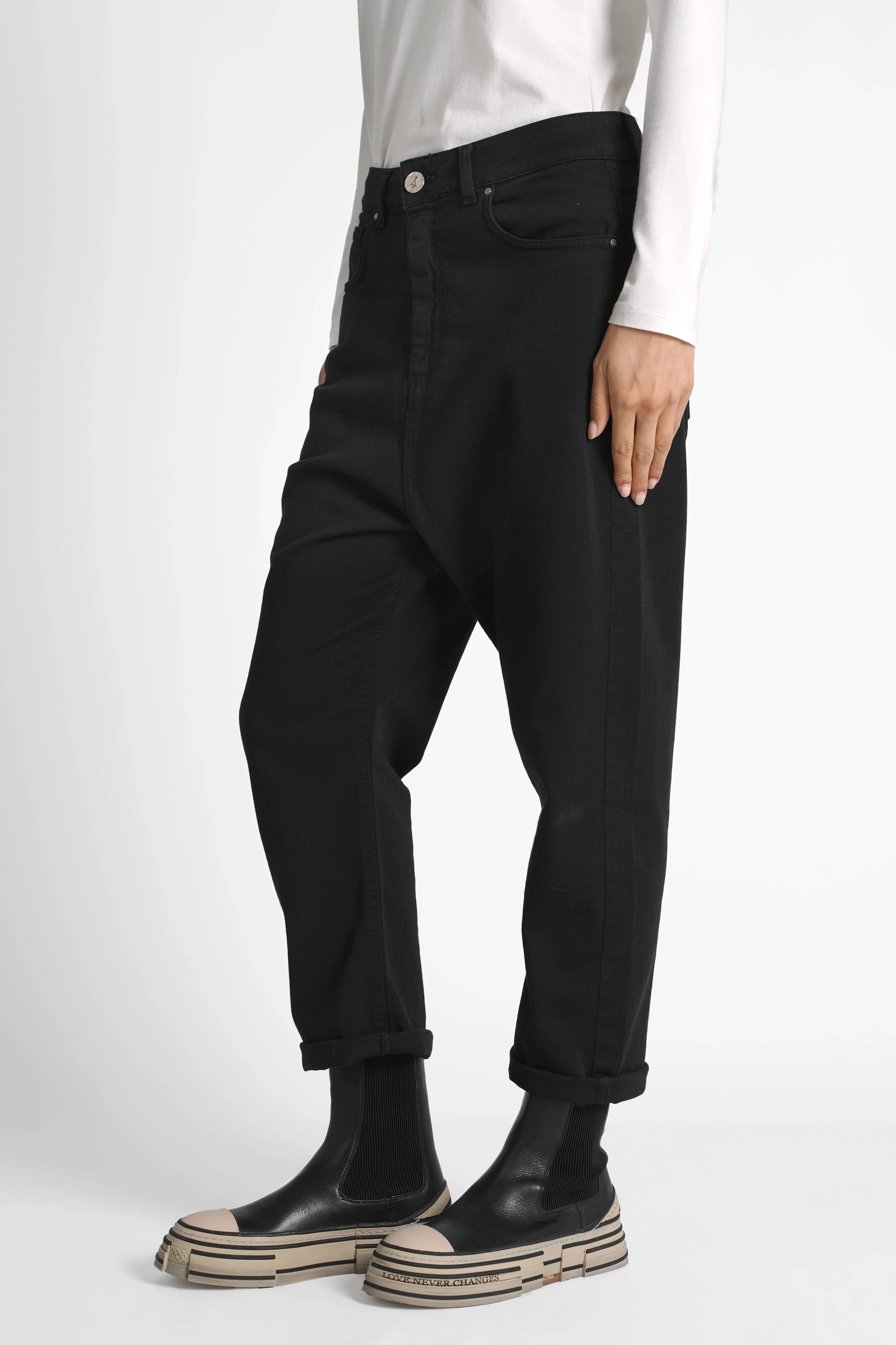 Schwarze Baggy Jeans mit tiefem Schritt und relaxed Fit für lässigen Boyfriend-Look