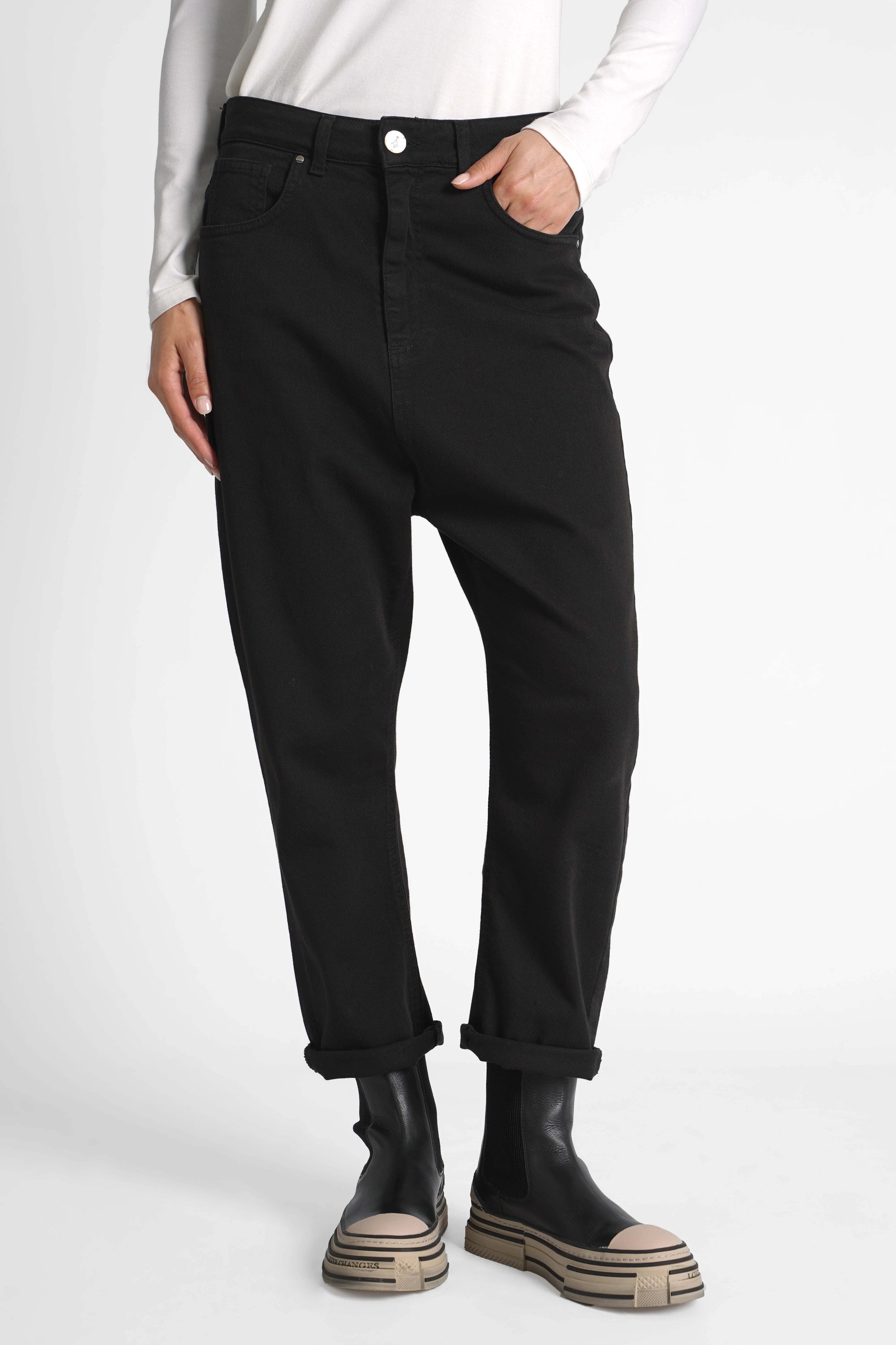 Schwarze Baggy Jeans mit tiefem Schritt, 5-Pocket-Stil und aufgekrempeltem Bein im entspannten Boyfriend-Look.