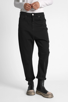 Schwarze Baggy Jeans im Boyfriend-Stil mit tiefem Schritt und 5-Pocket-Design, entspanntem Schnitt und aufgekrempeltem Bein