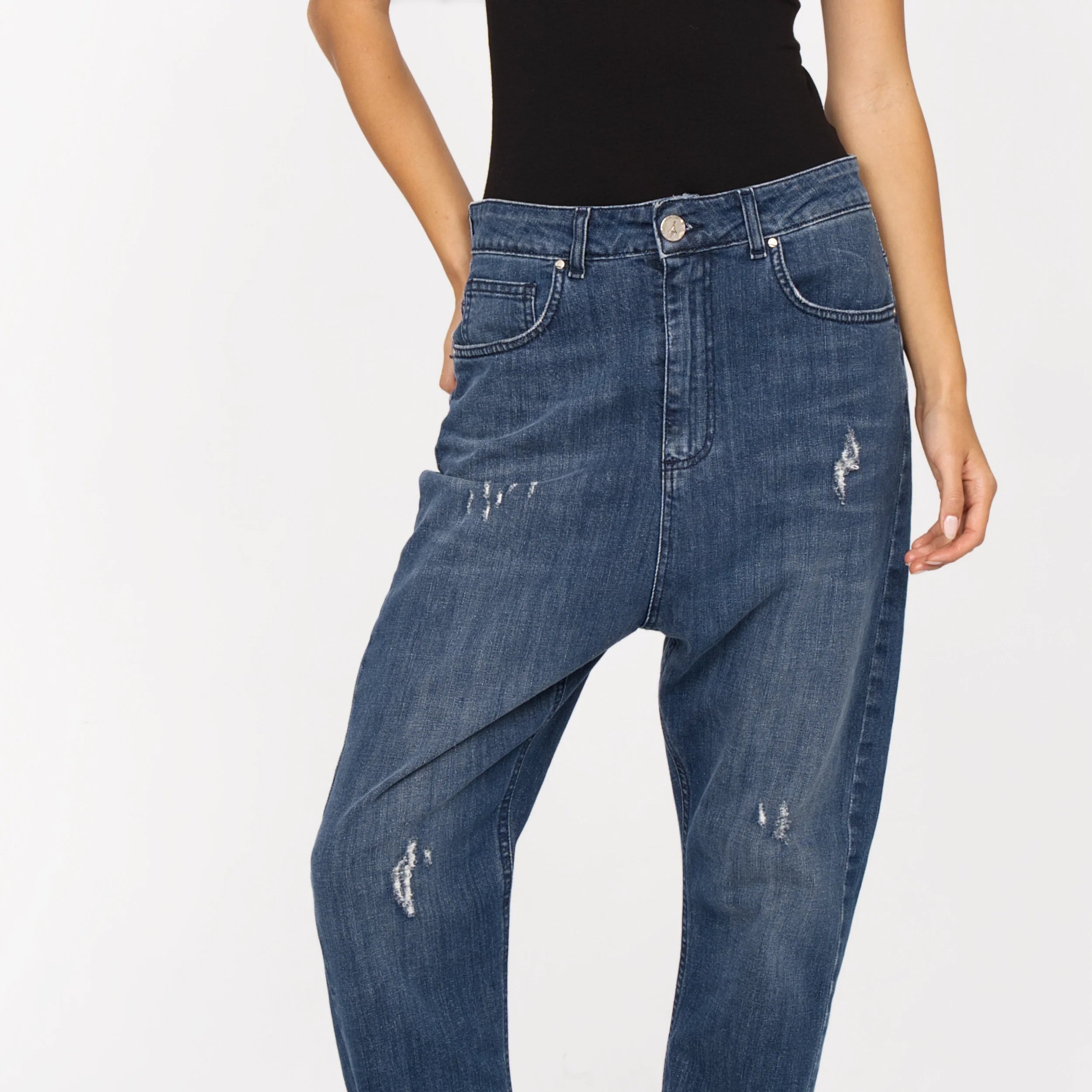 Jeany Baggy Jeans in mittelblauer Waschung mit Used-Effekten, locker geschnitten und tiefer Schritt, entspannter Relaxed Fit