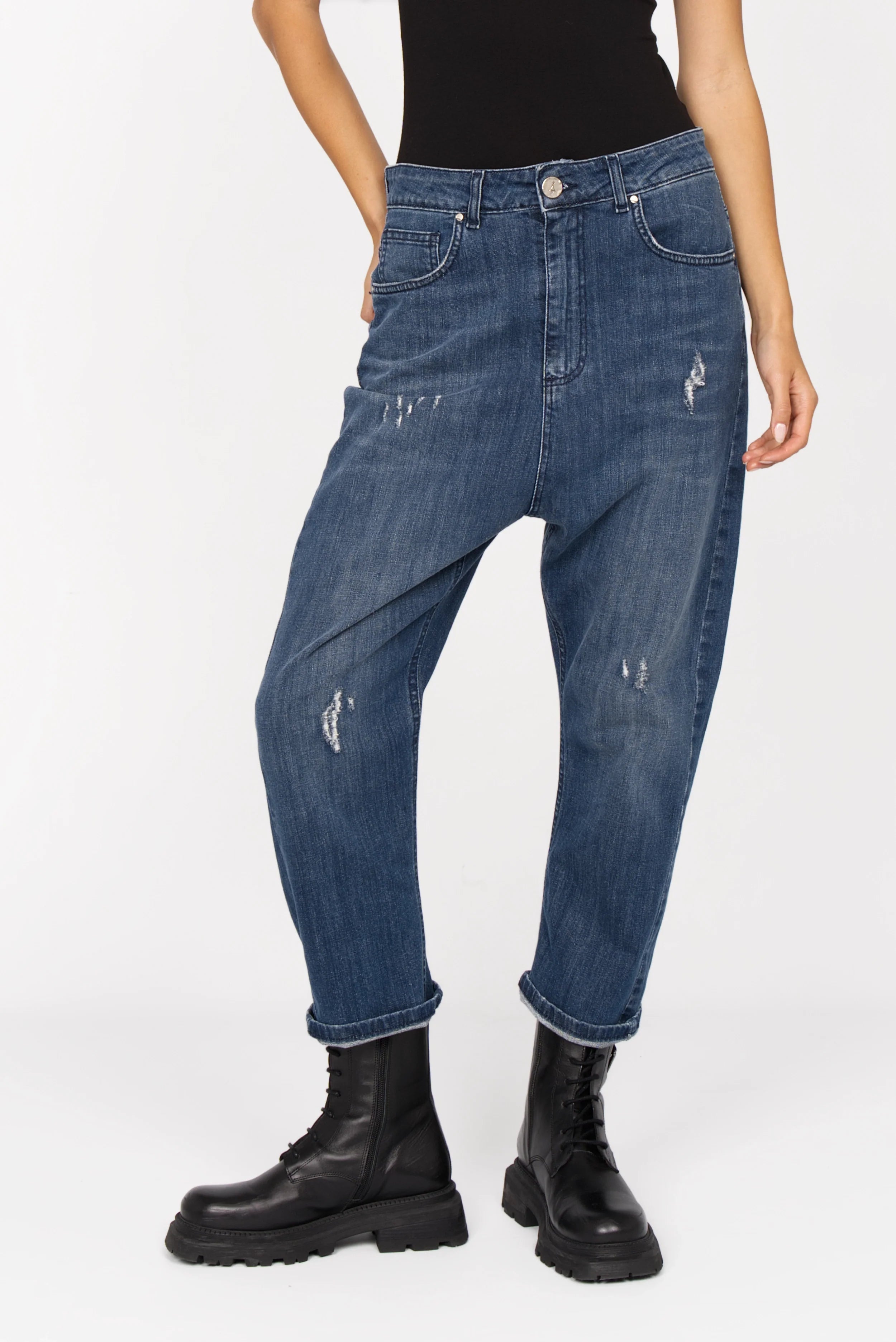 Jeany Baggy Jeans in mittelblauer Waschung mit Used-Effekten, locker geschnitten und tiefer Schritt, entspannter Relaxed Fit