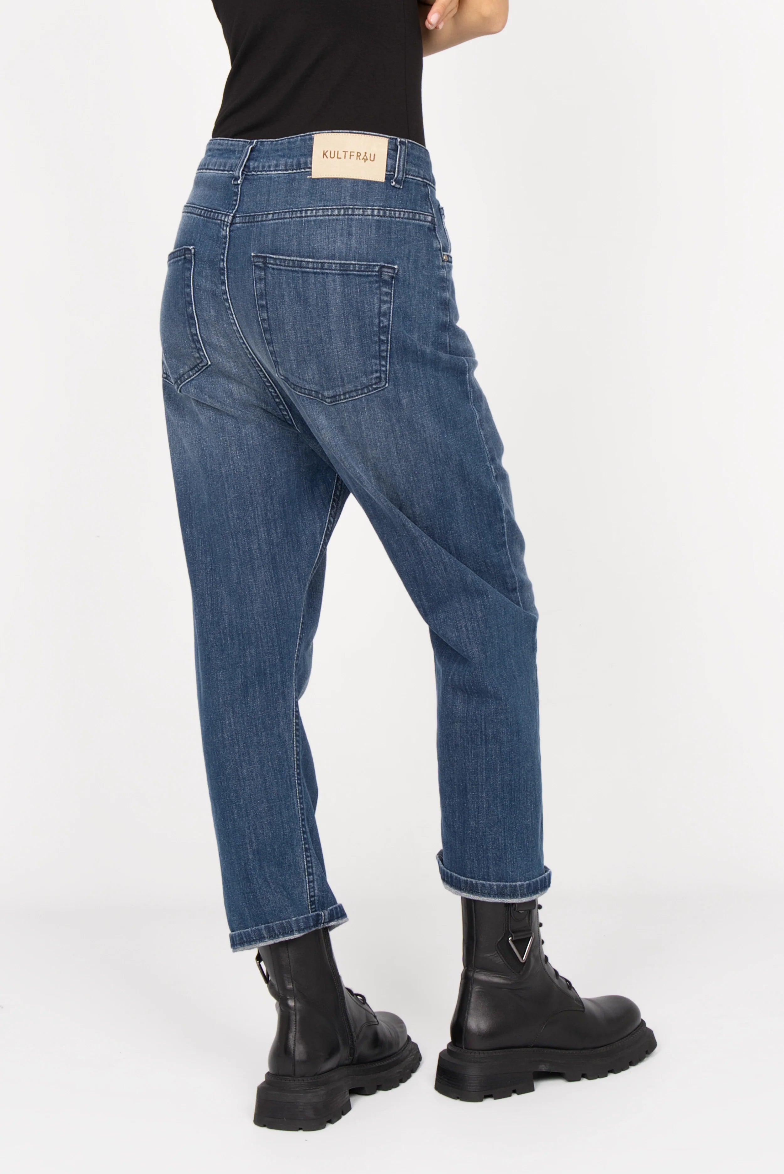 Jeany Baggy Jeans in mittelblauer Waschung mit Used-Effekten, lockerem Sitz und tiefem Schritt, entspannt geschnitten.