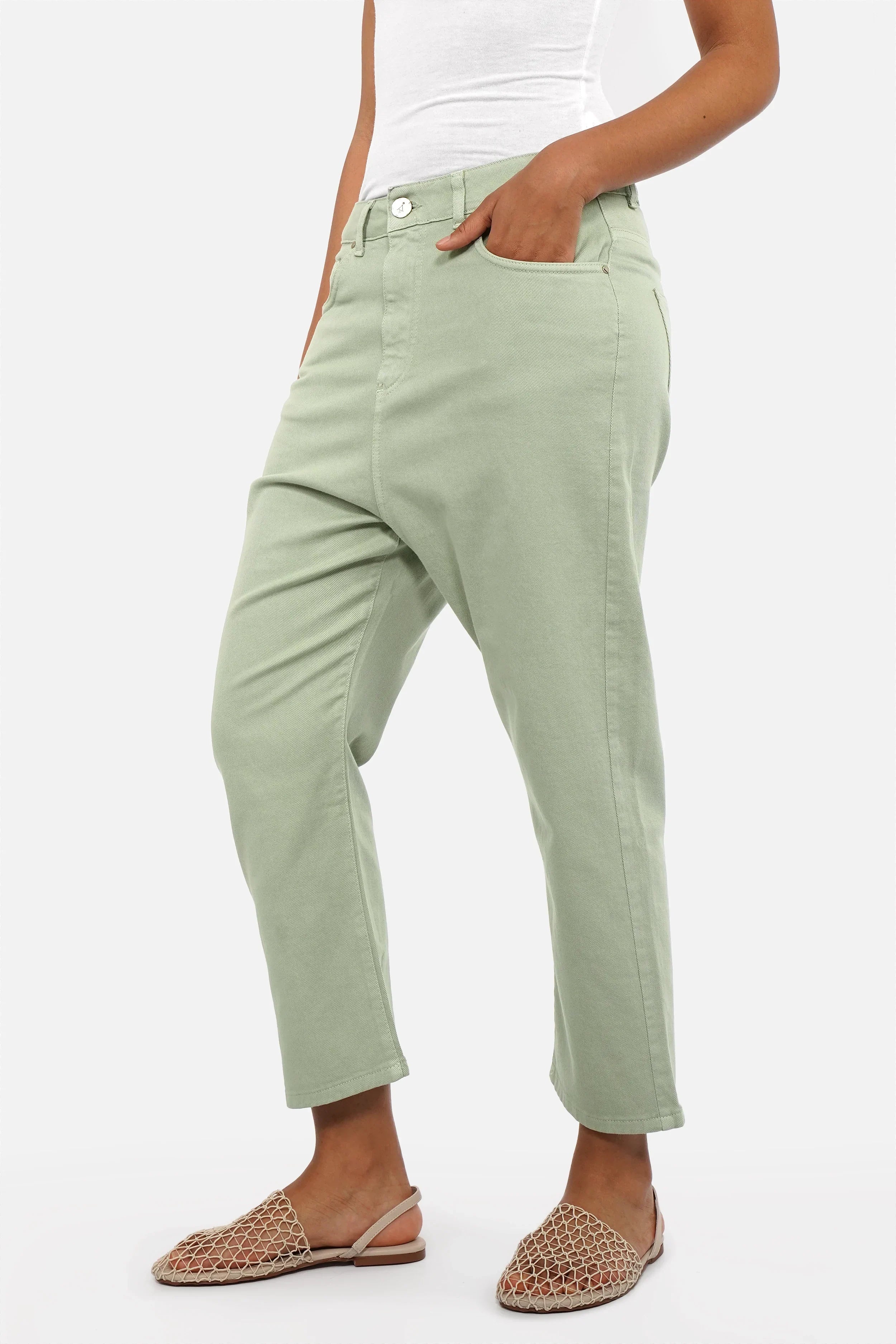 Lockere Jeany Baggy Jeans mit Boyfriend-Look und Gürtel, gefertigt aus elastischem Coloured Denim, relaxed Fit, 5-Pocket-Stil, leicht krempelbar, hergestellt in Italien.