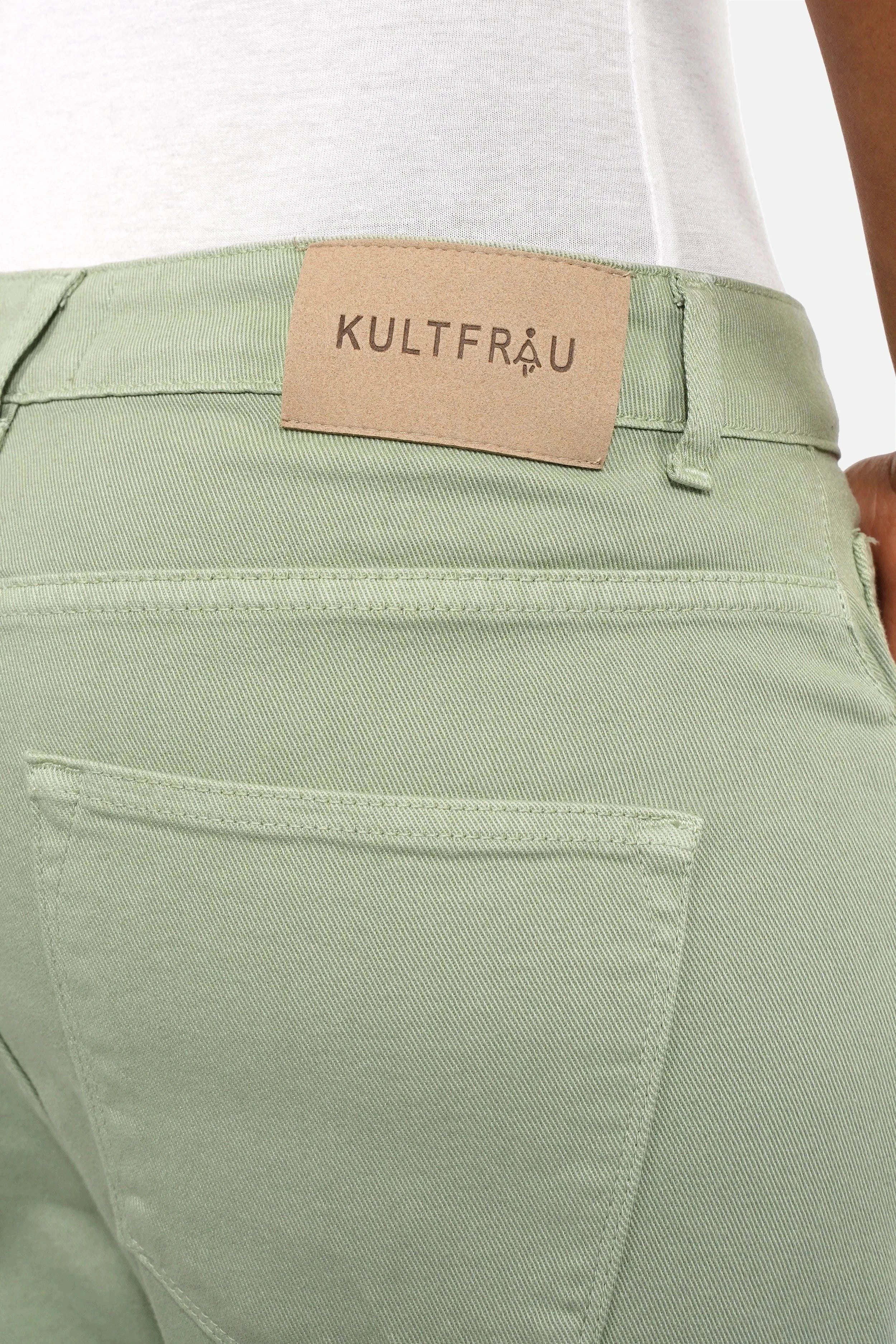 Jeany Baggy Jeans in lockerer Passform aus italienischem Coloured Denim mit Gürtel und 5-Pocket-Design