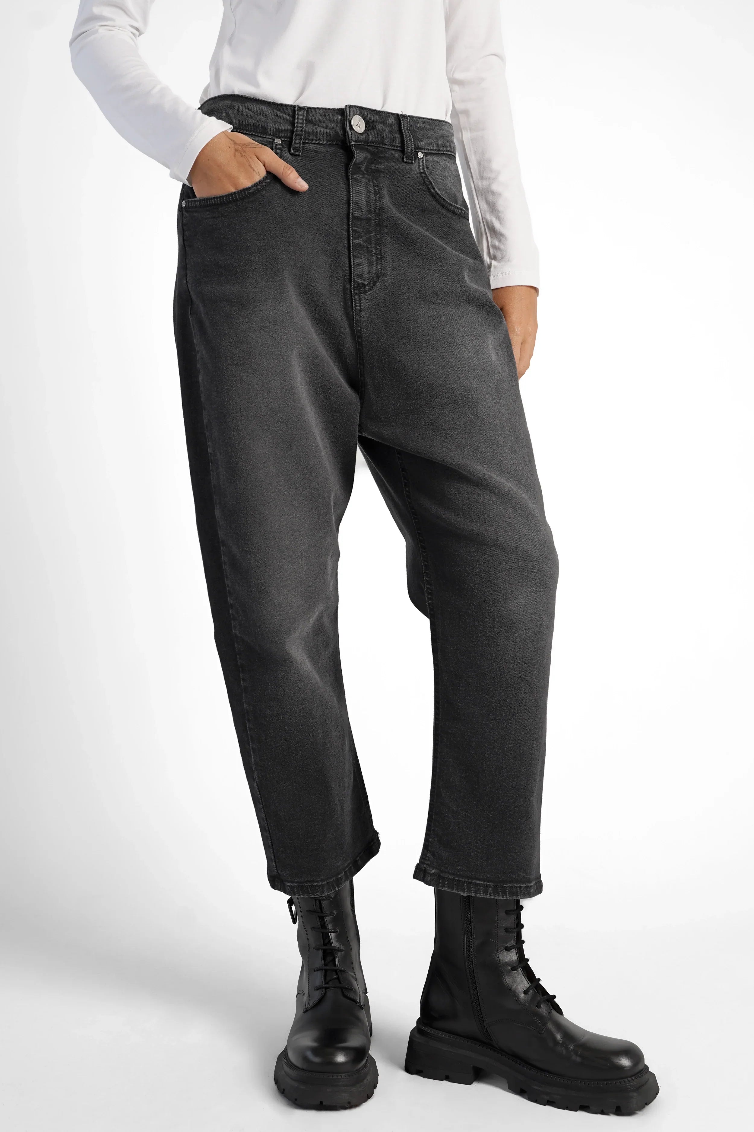 Schwarze JEANY Baggy Jeans mit zerstörter Waschung und relaxed Fit, hergestellt in Italien.