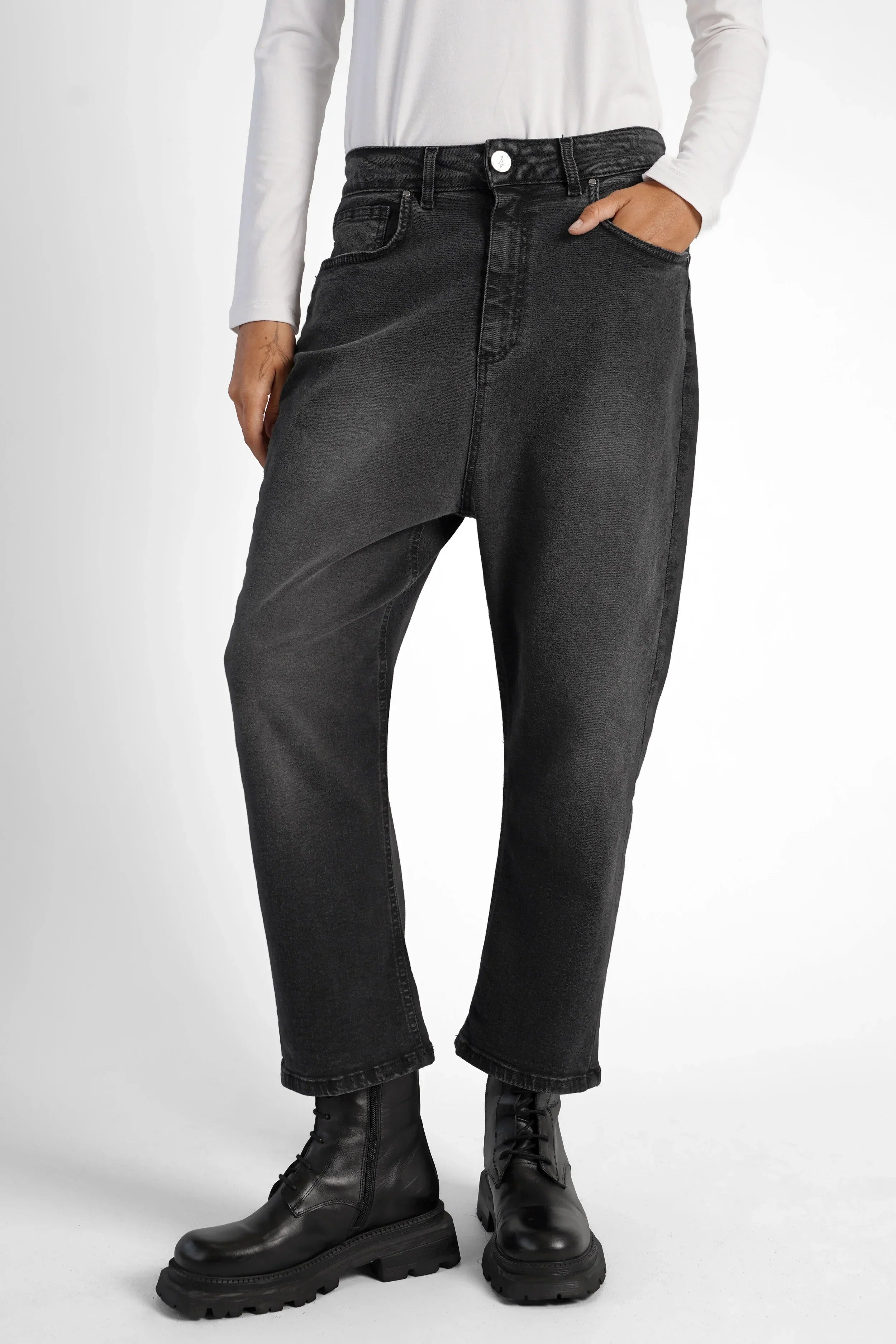 JEANY Baggy Jeans in faded black with relaxed fit and deep crotch design
