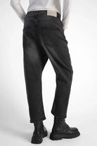 schwarze JEANY Baggy Jeans mit destroyed Waschung und lockerem Sitz von hinten getragen