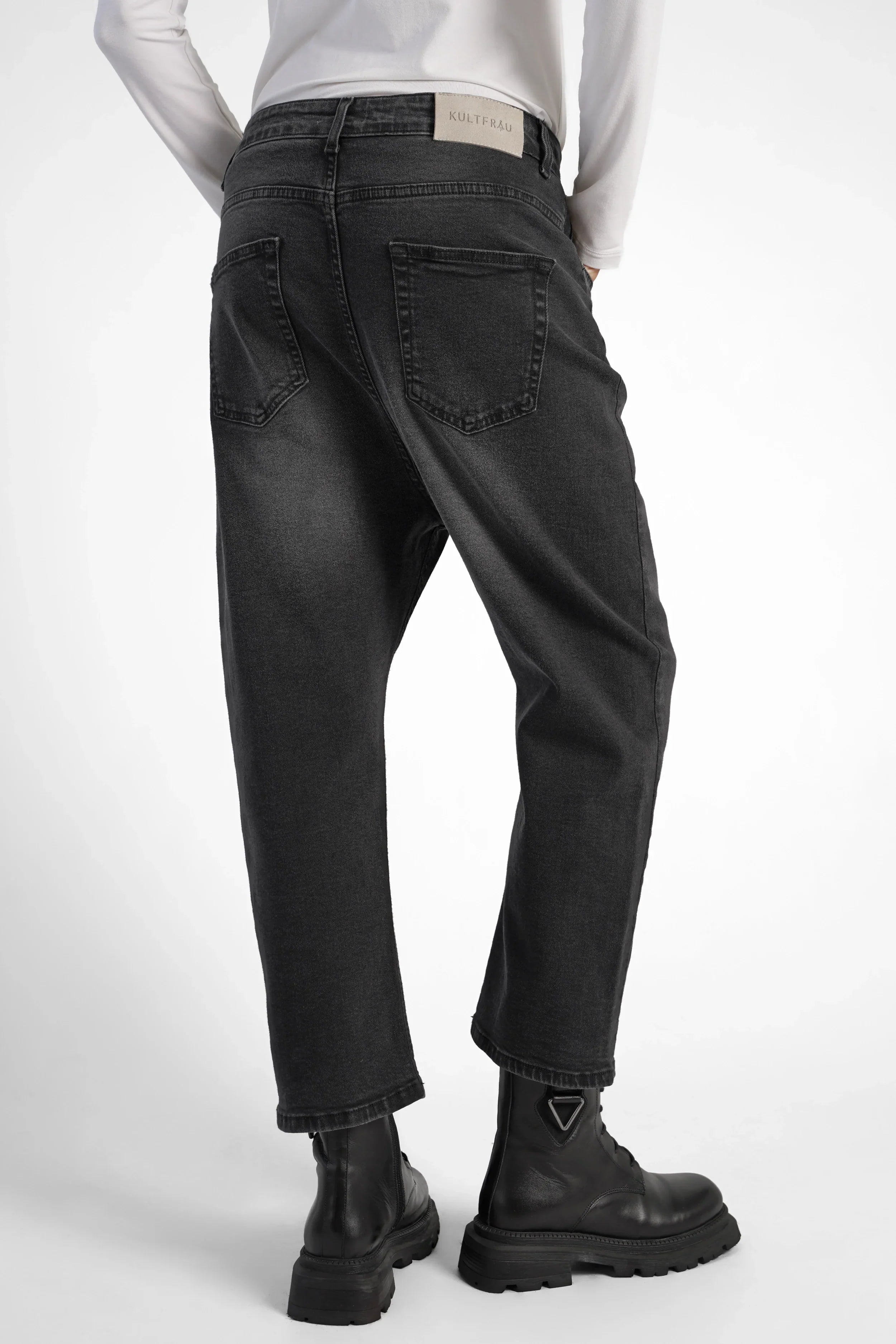 schwarze JEANY Baggy Jeans mit destroyed Waschung und lockerem Sitz von hinten getragen