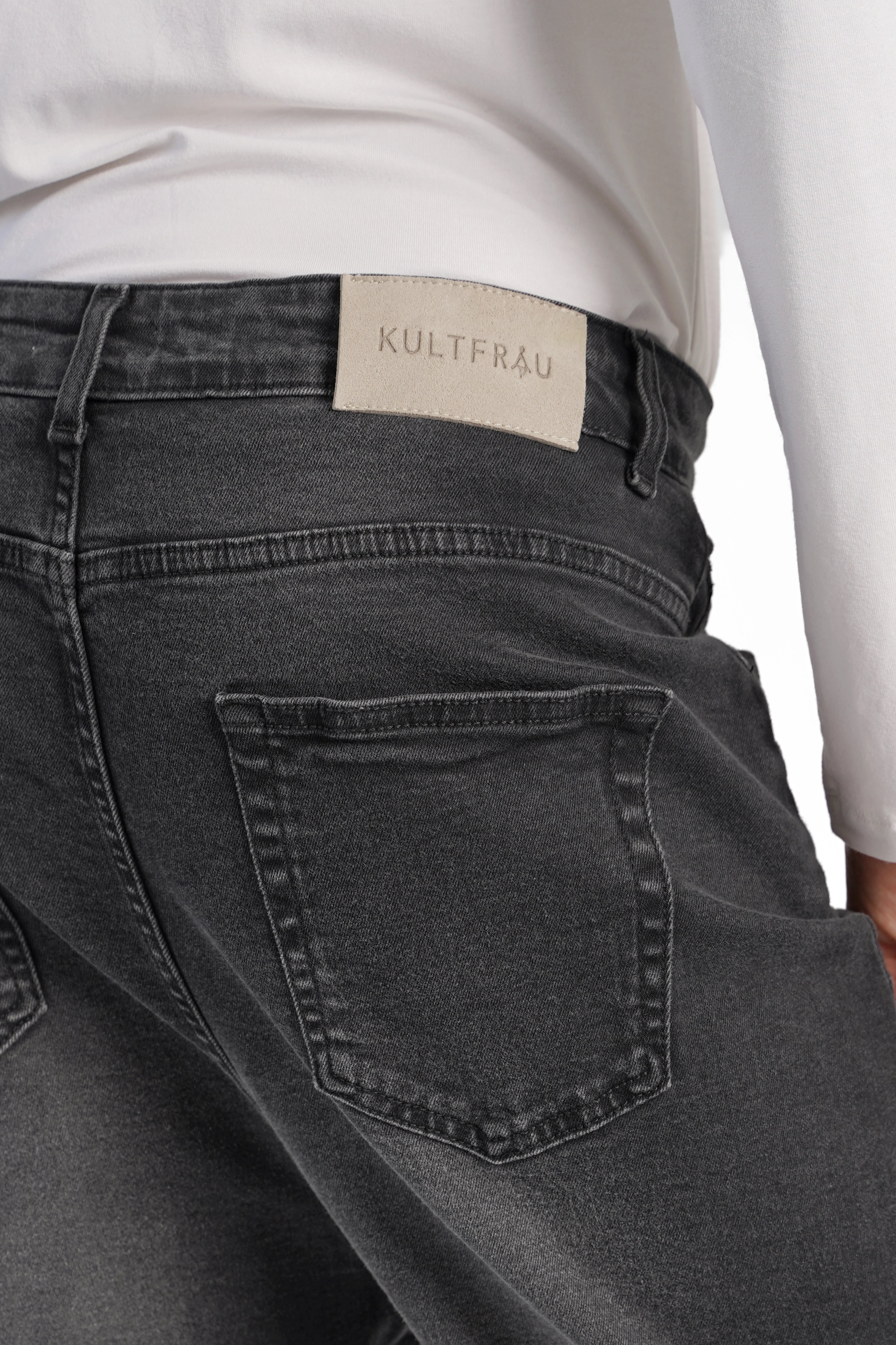 Dunkle JEANY Baggy Jeans mit destroyed Waschung und relaxed Fit, tiefer Schritt, 5-Pocket-Design, Made in Italy.