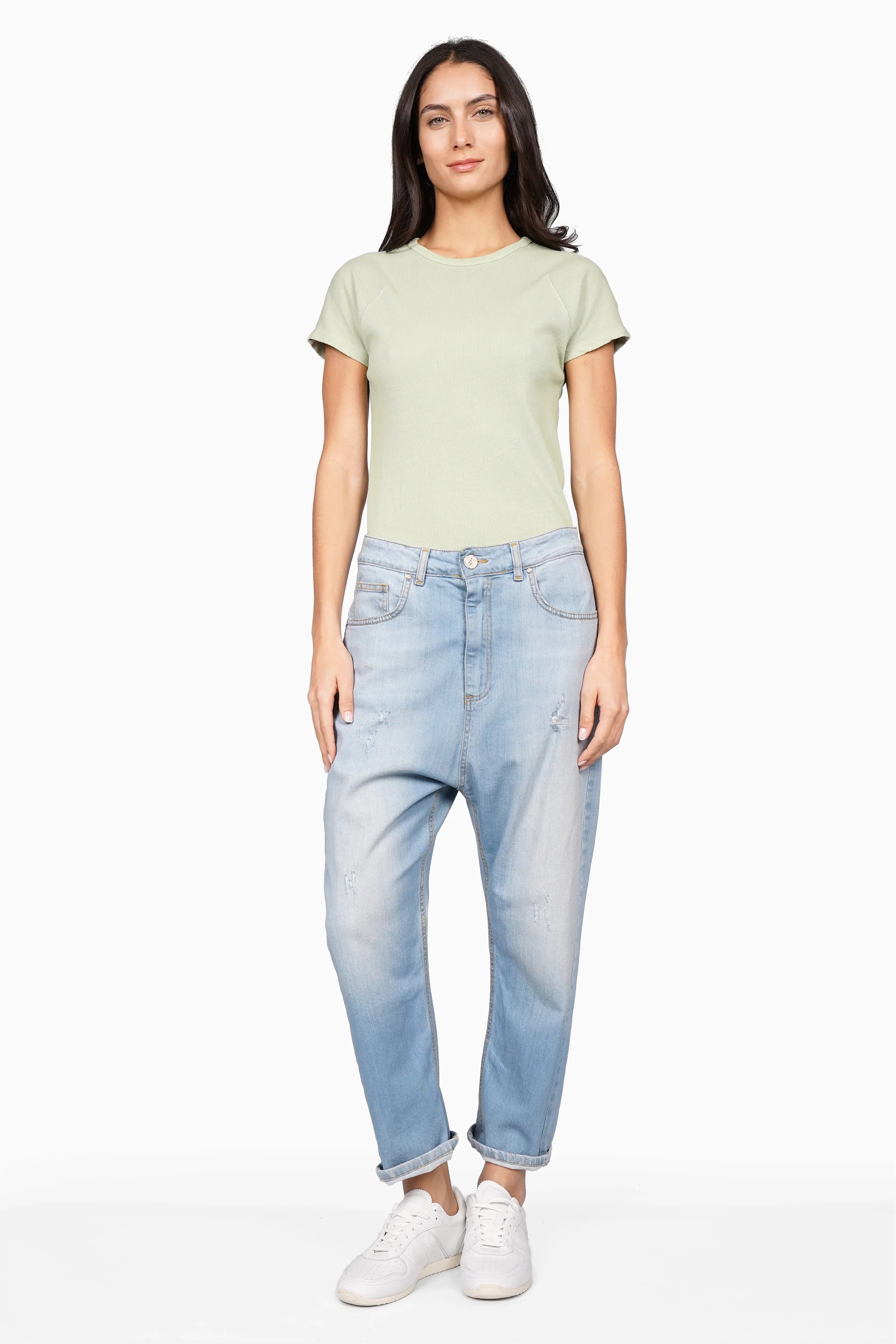 Lockere Baggy Jeans mit destroyed Waschung und Gürtel, relaxter Boyfriend-Look