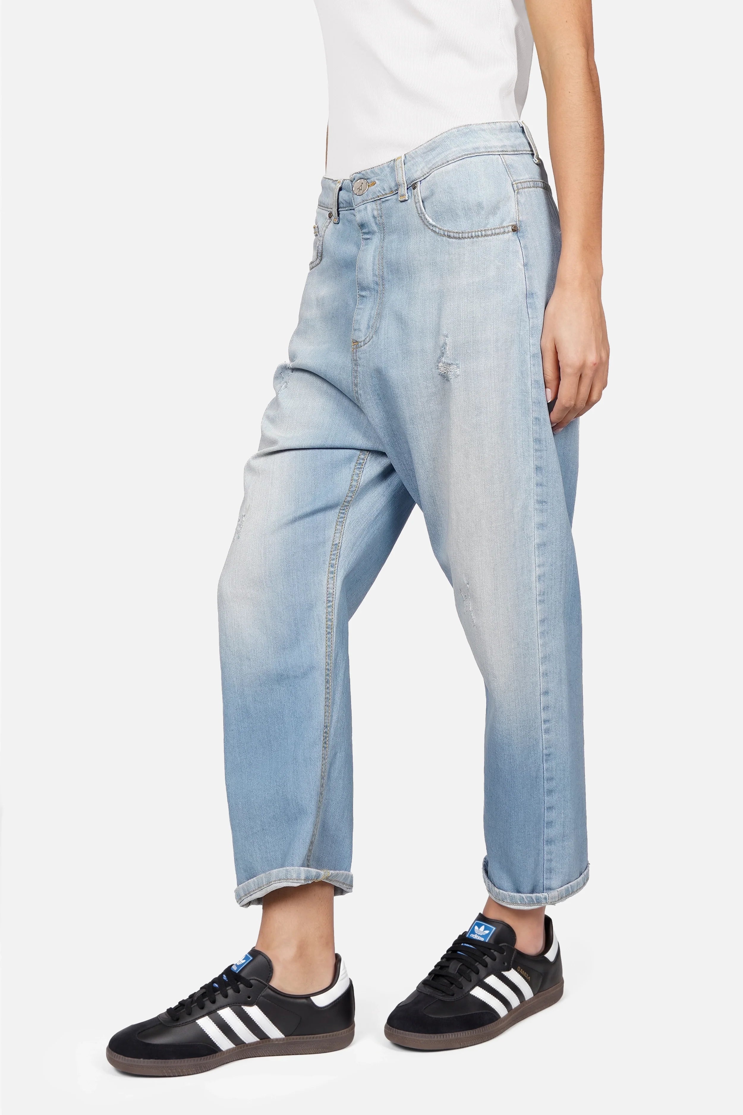 Jeans Damen Baggy Jeans locker geschnitten mit destroyed Waschung und Gürtel in Italien gefertigt