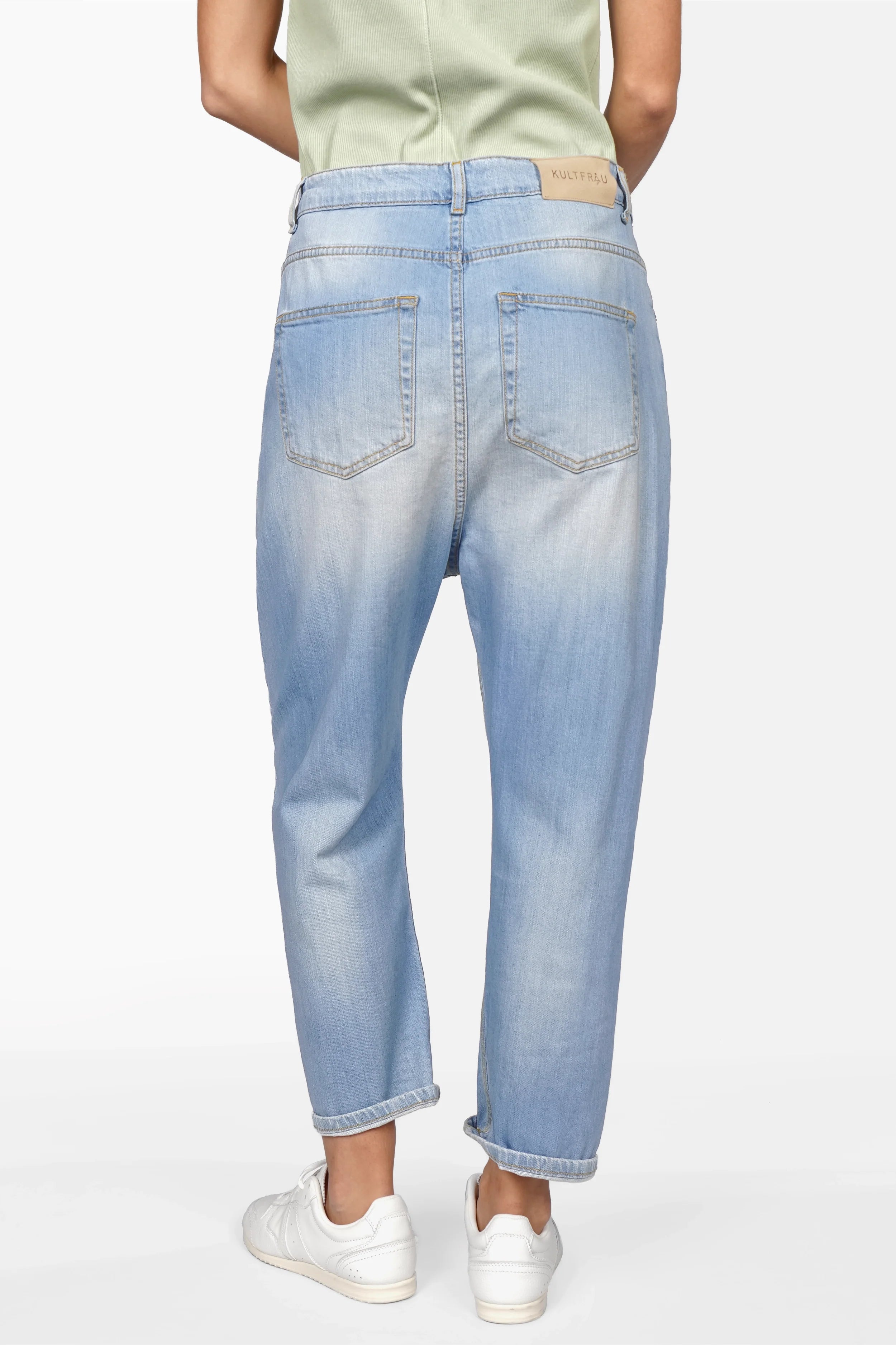 Locker geschnittene JEANY Baggy Jeans mit destroyed Waschung und Boyfriend-Look aus leichtem Denim, gefertigt in Italien.