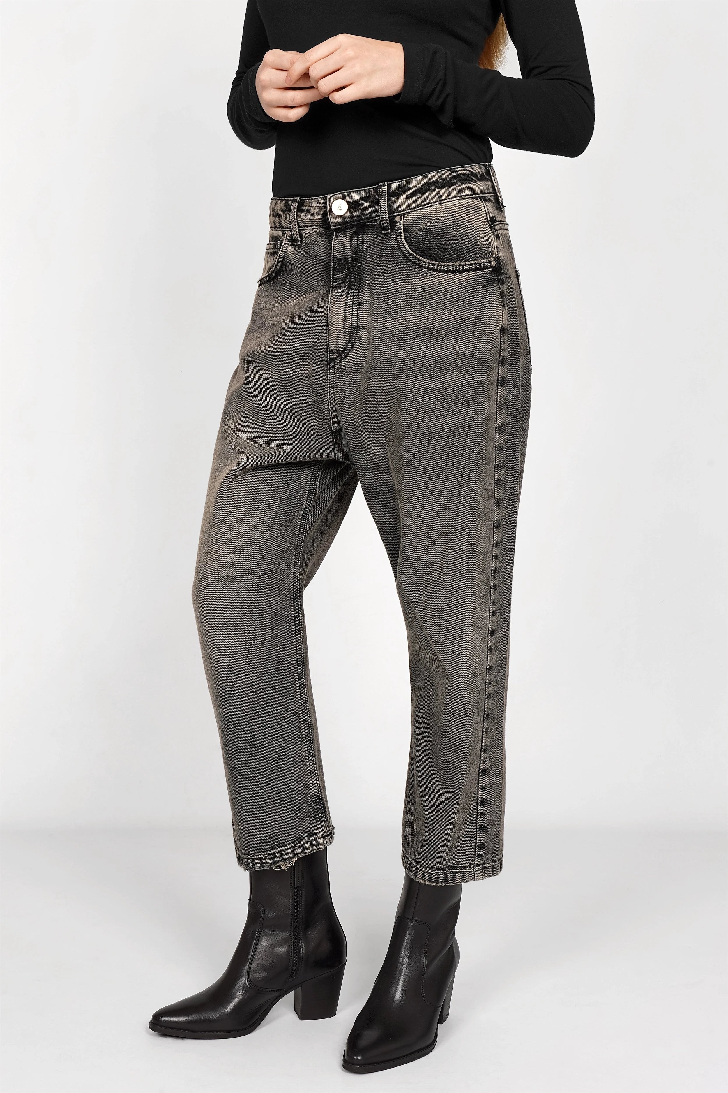 JEANY Baggy Jeans in gray washed Moonlight finish with relaxed fit and high waist worn with black boots and top