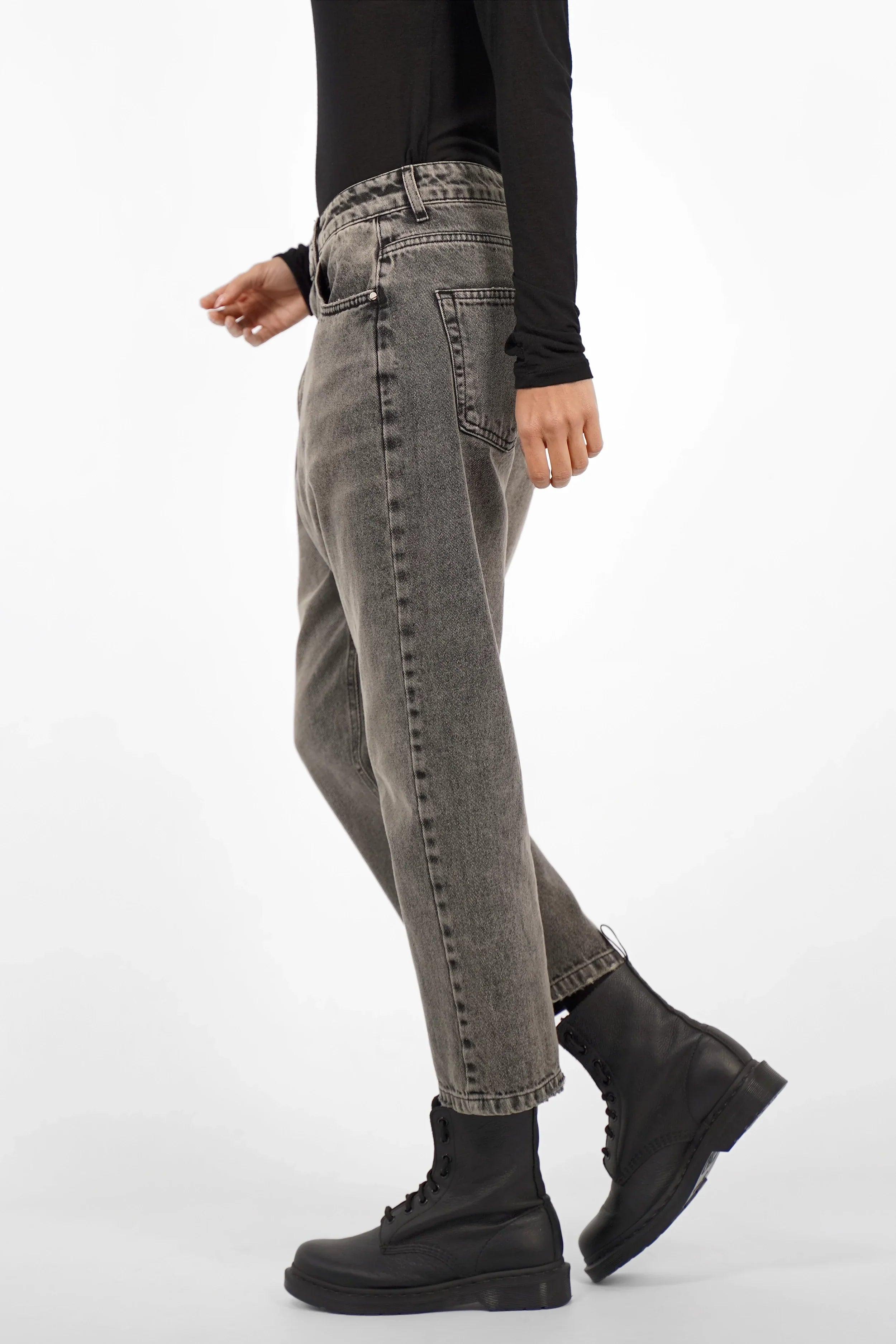 Side view of person wearing grey washed JEANY Baggy Jeans with relaxed fit and black boots