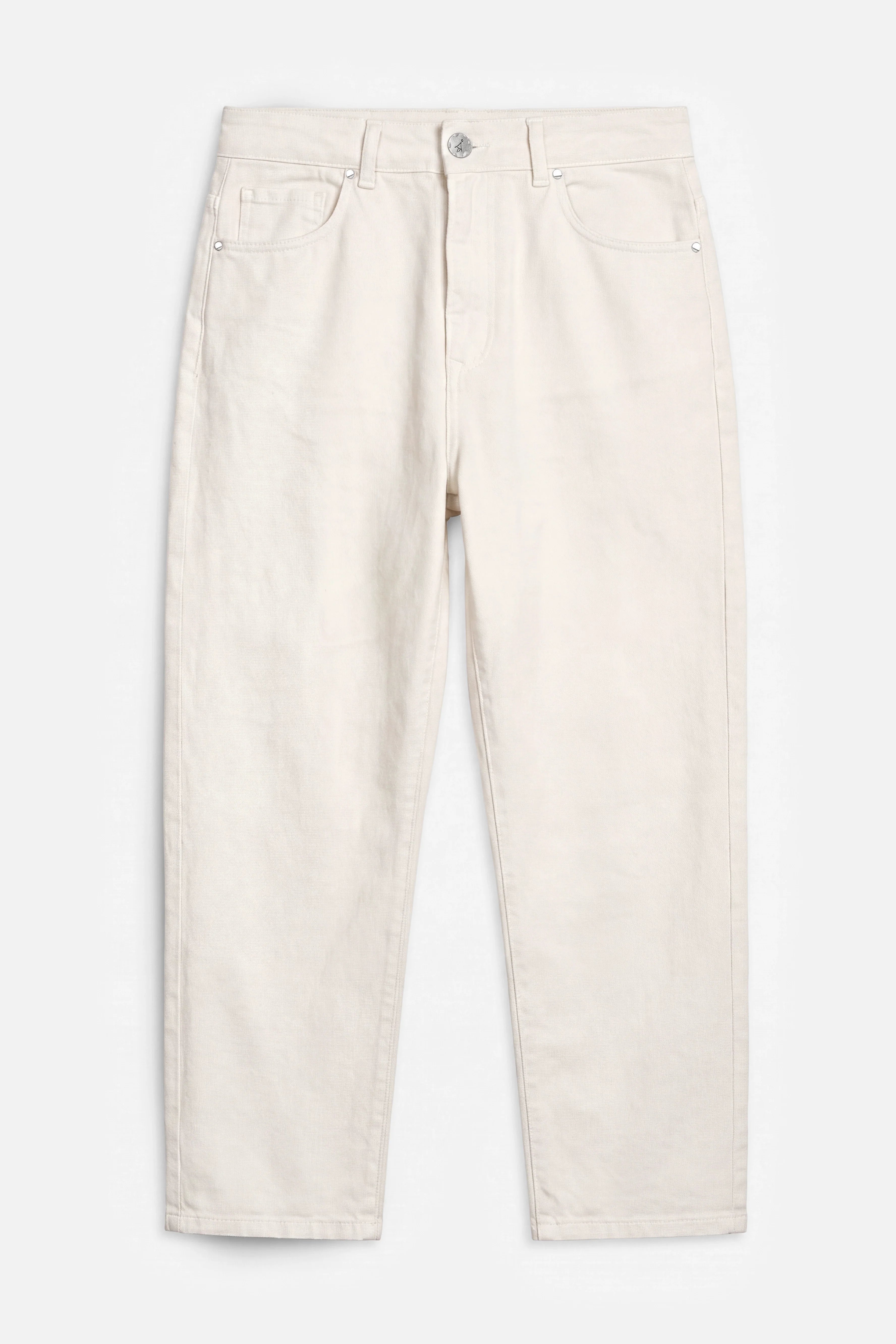Damen trägt lockere JEANY Baggy Jeans mit Boyfriend-Look und Gürtel aus leicht elastischem Coloured Denim