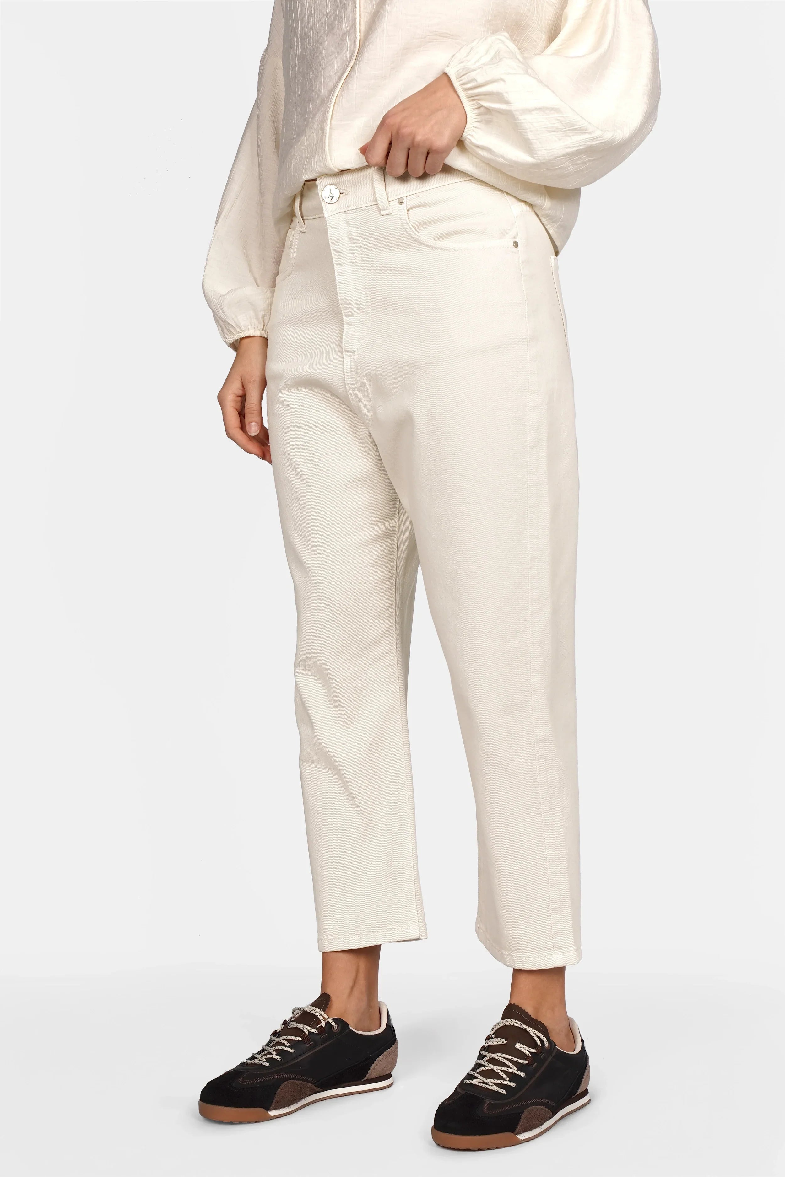 Lockere JEANY Baggy Jeans im Boyfriend-Stil aus italienischem Coloured Denim mit Gürtel und 5-Pocket-Design