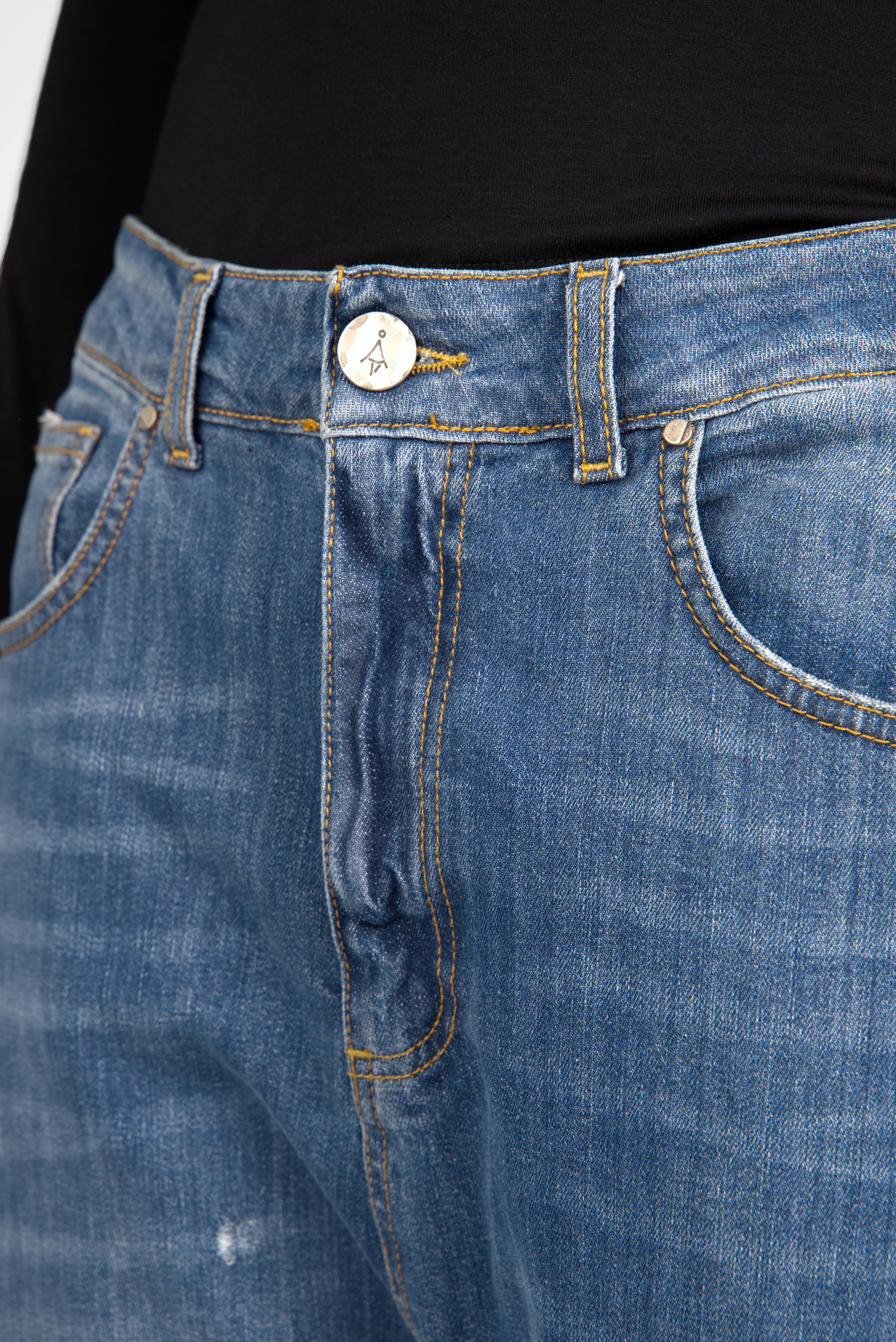 Close-up of medium blue JEANY Baggy Jeans with relaxed fit and soft used effects showing waistband and front pockets