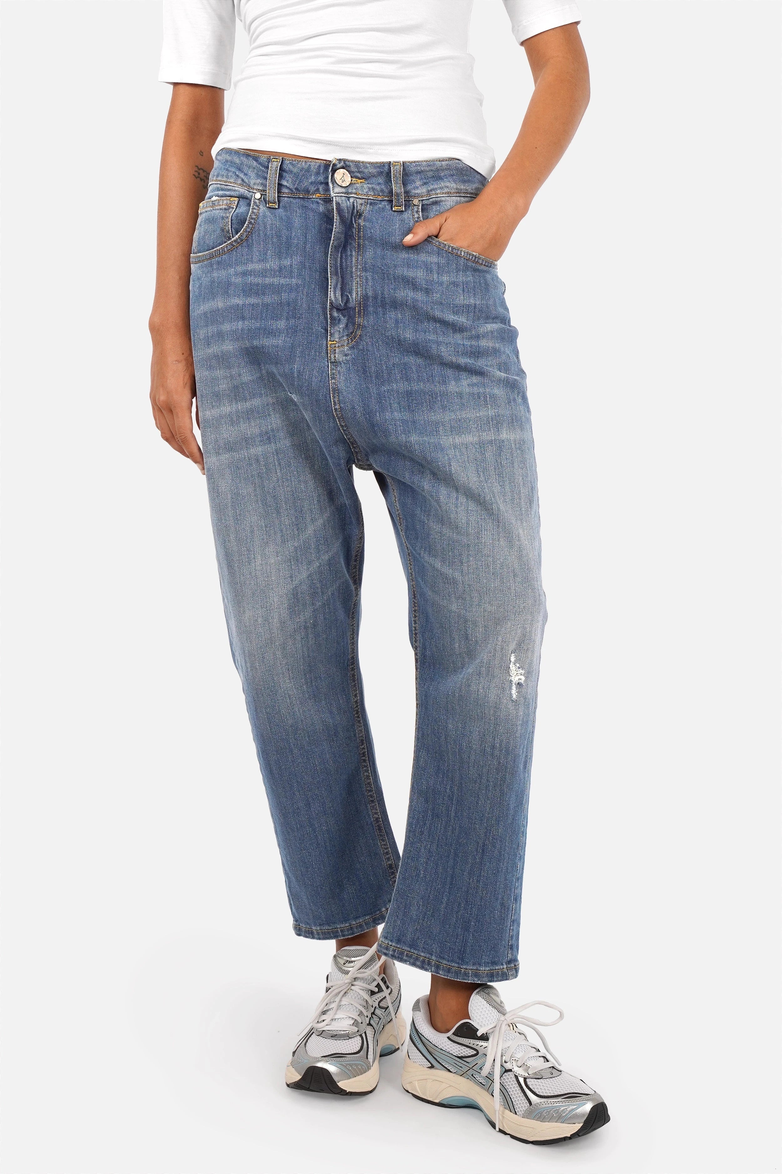 JEANY Baggy Jeans locker geschnitten mit mittlerer blauer Waschung und Used-Effekten