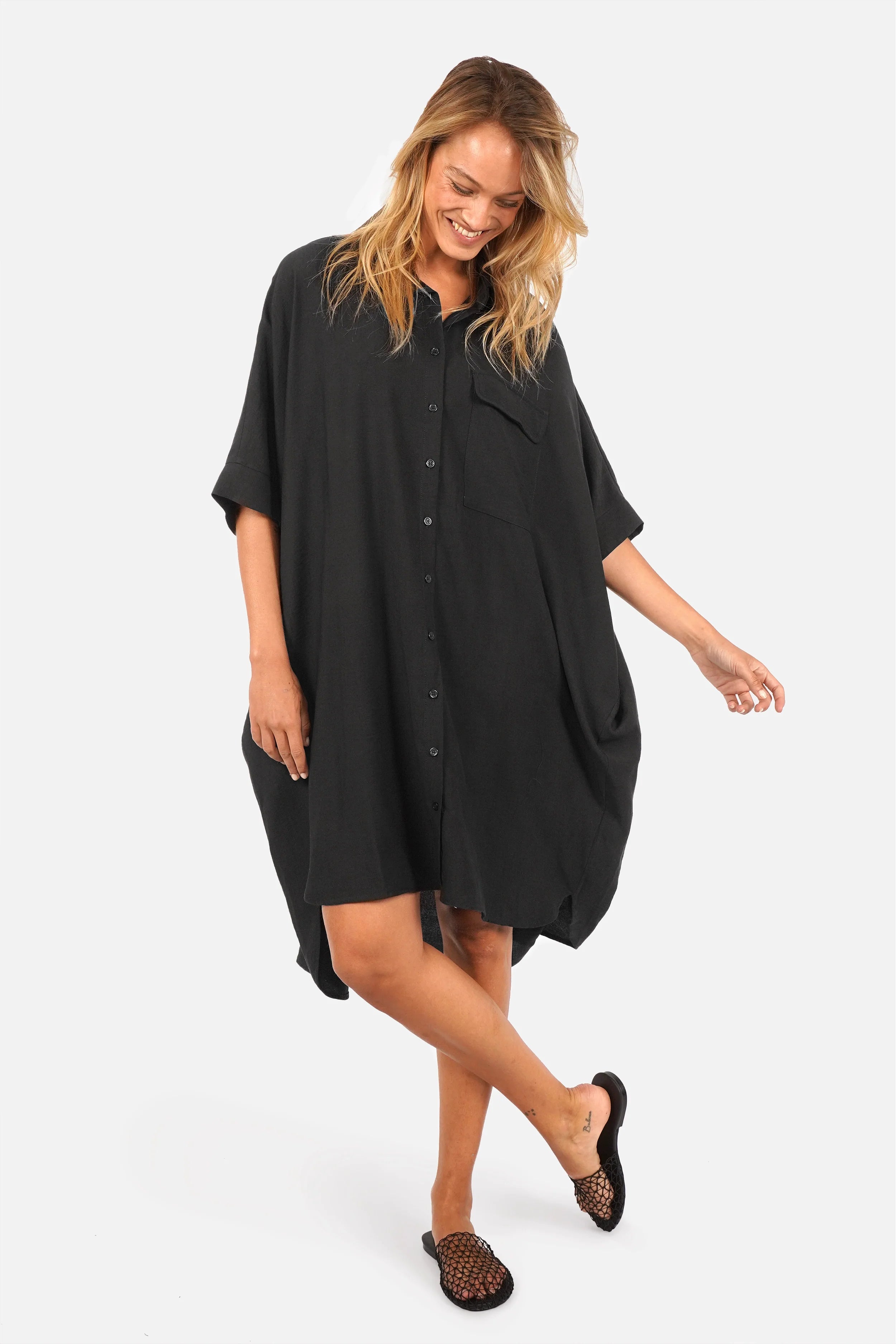 Weich fließendes Hemdkleid JELISSA aus Viskose mit Hemdkragen, Fledermausärmeln und seitlichen Taschen in oversized Passform